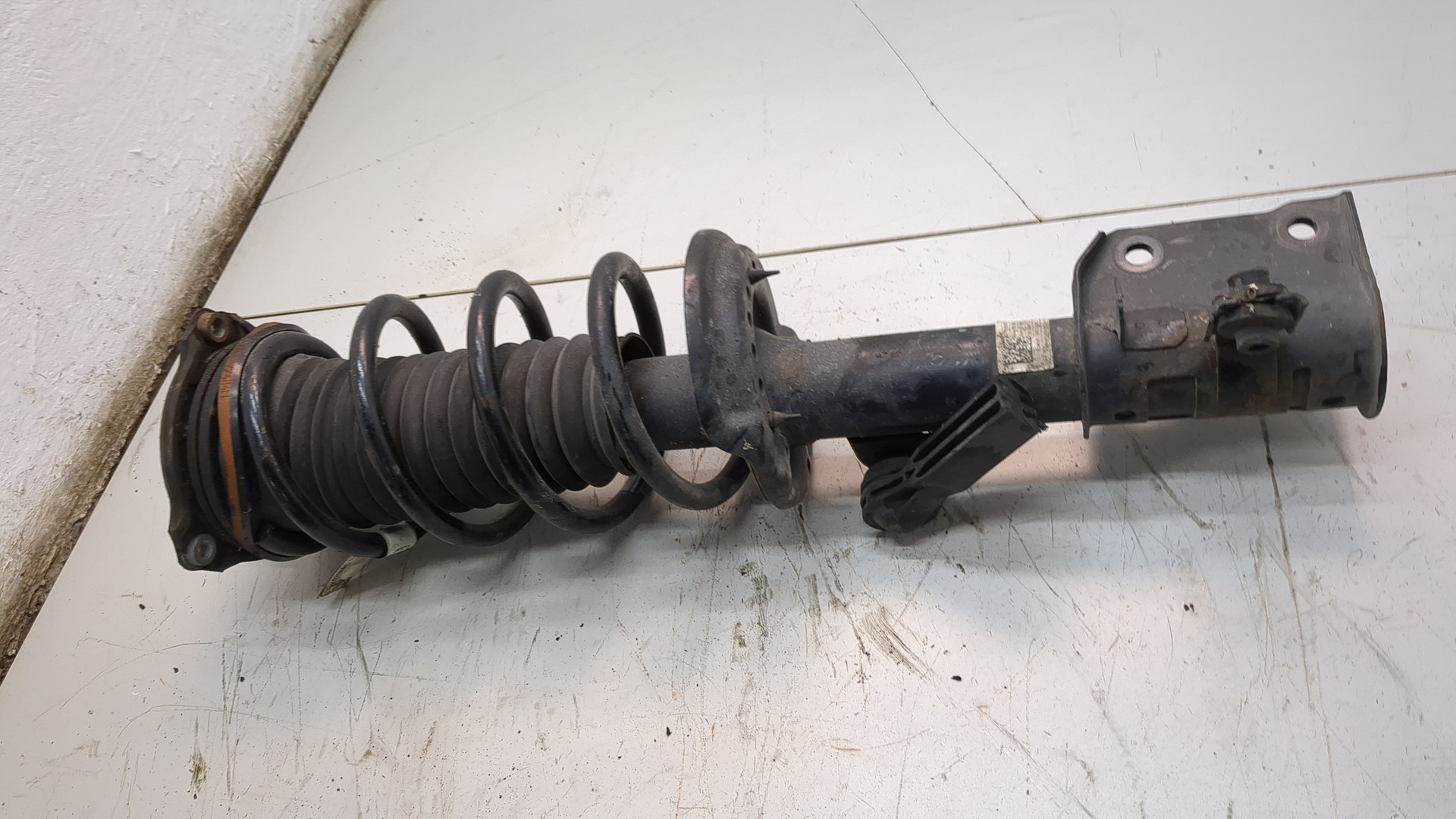 Амортизатор передний левый