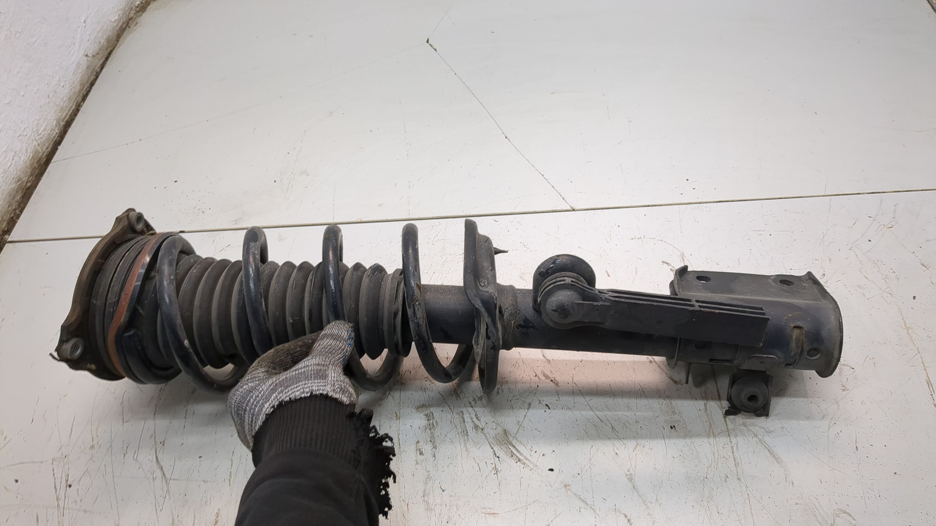 Амортизатор передний правый