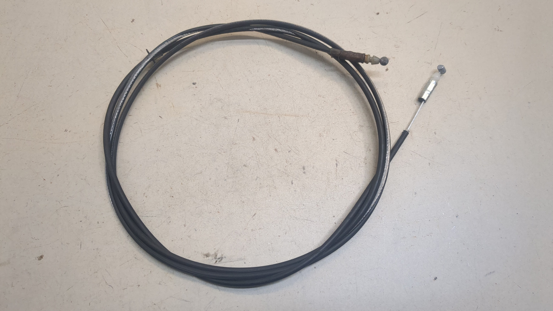 Трос открывания капота