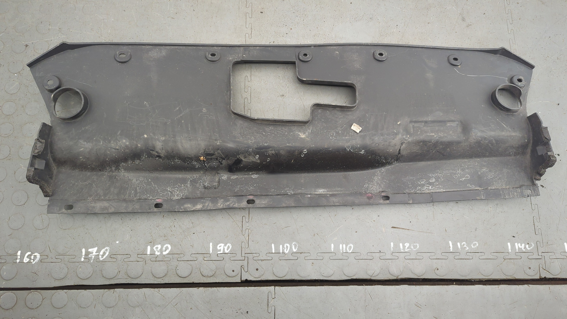 Кожух замка капота