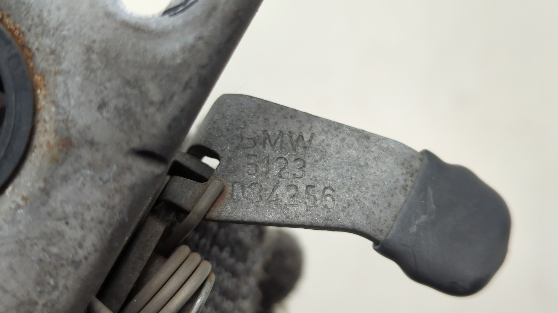 Замок капота