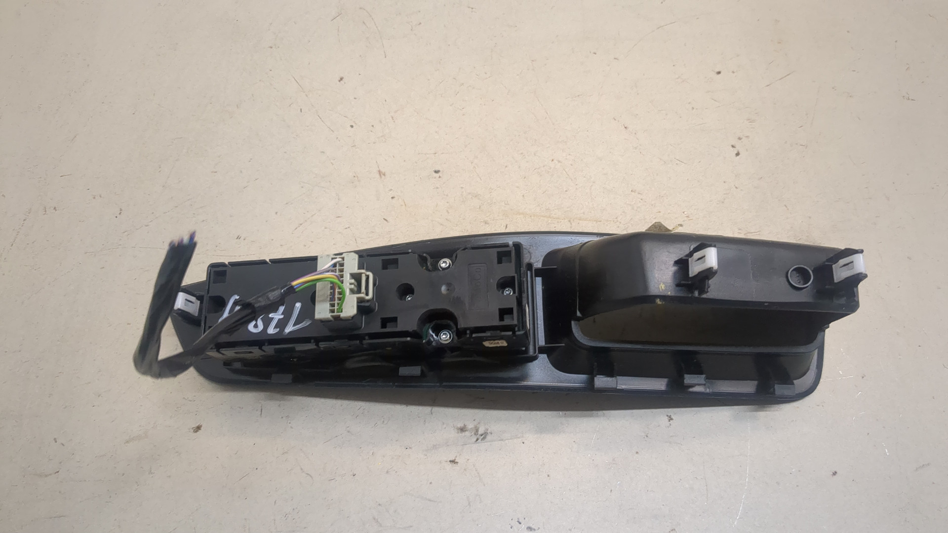 Кнопка стеклоподъемника