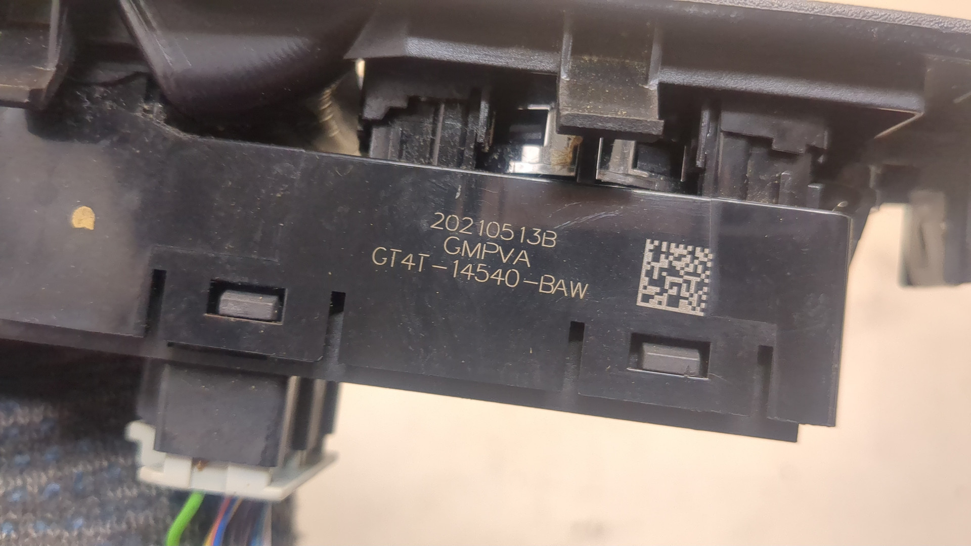 Кнопка стеклоподъемника