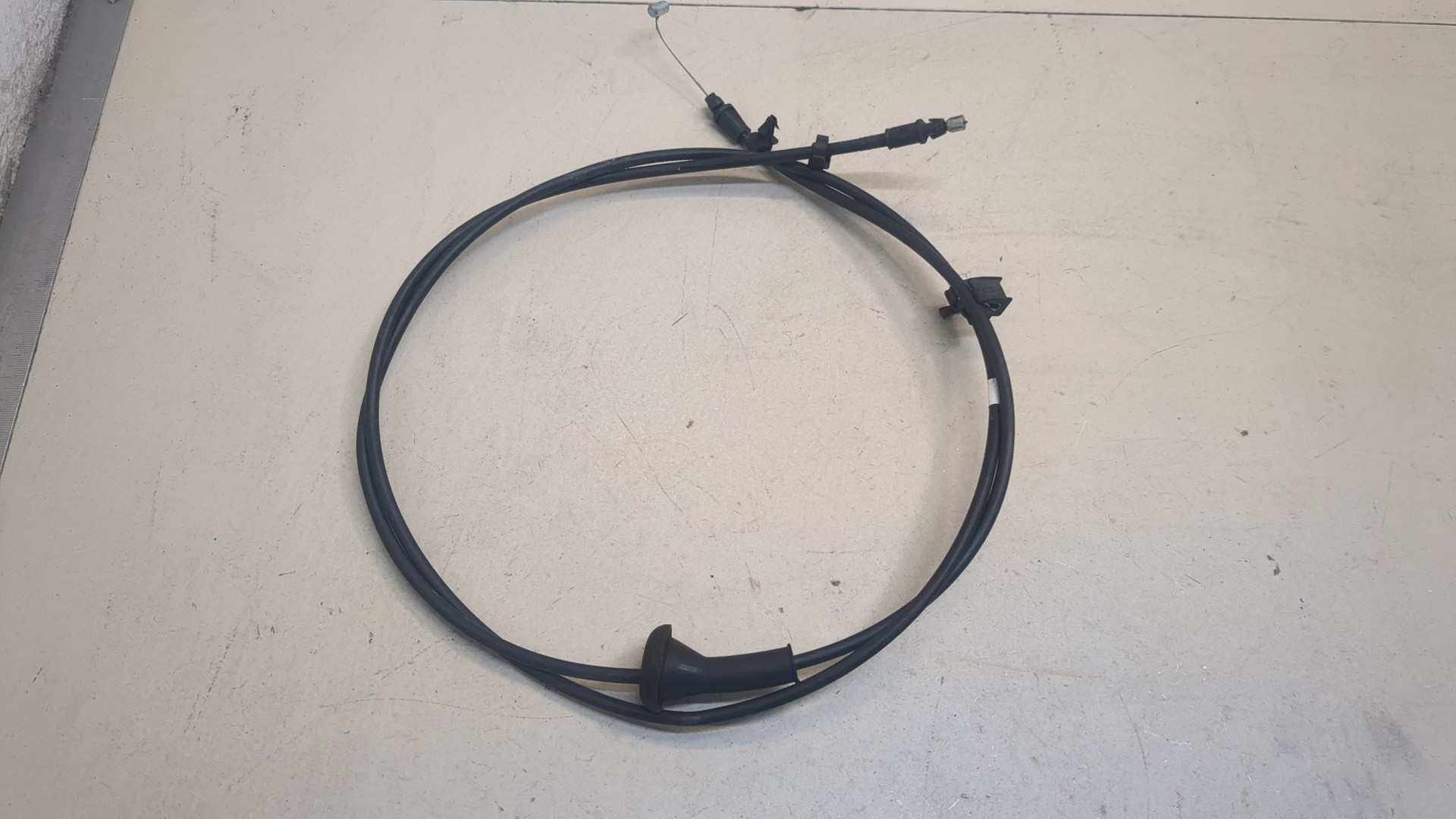 Трос открывания капота