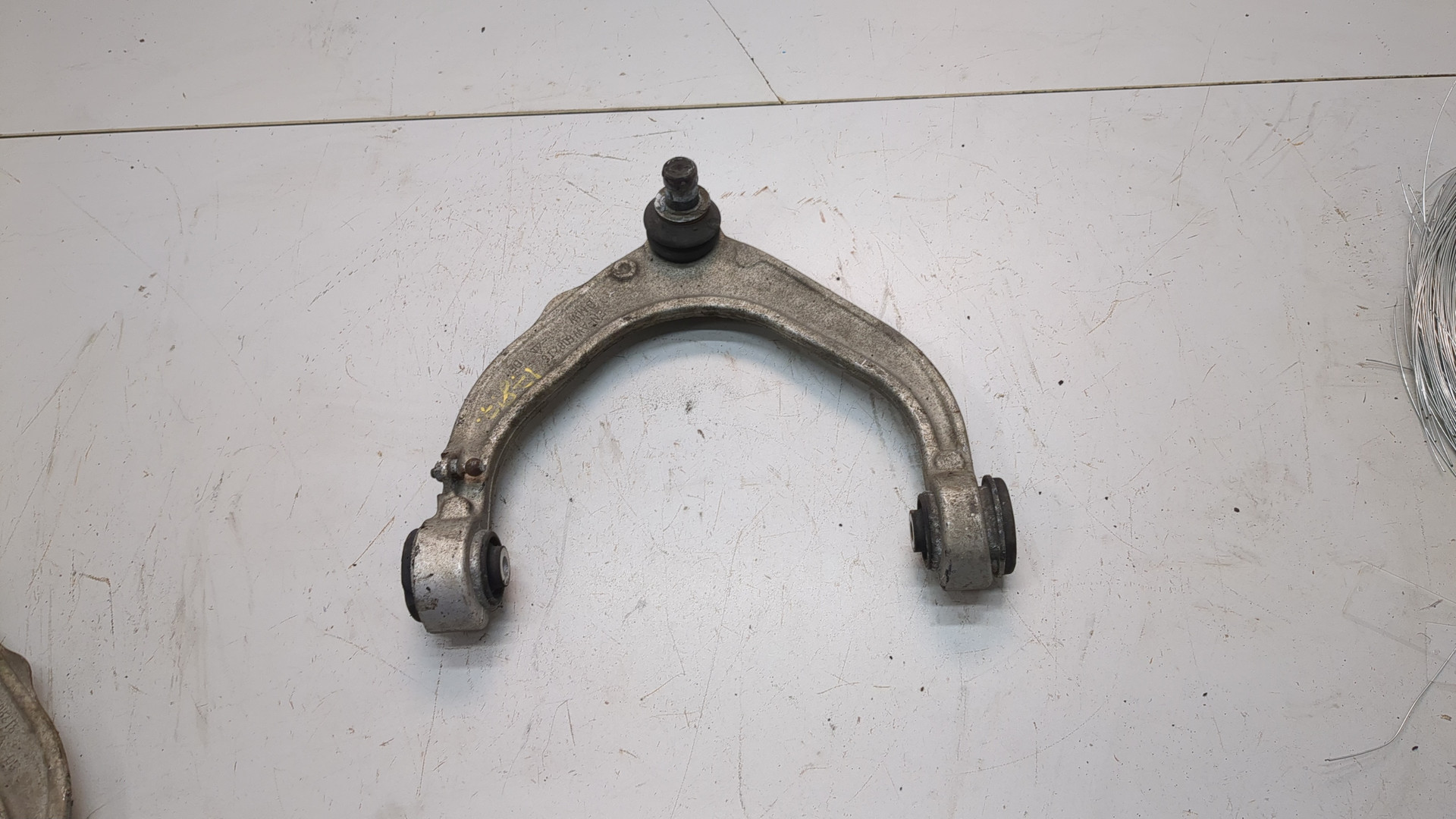 Рычаг передний левый