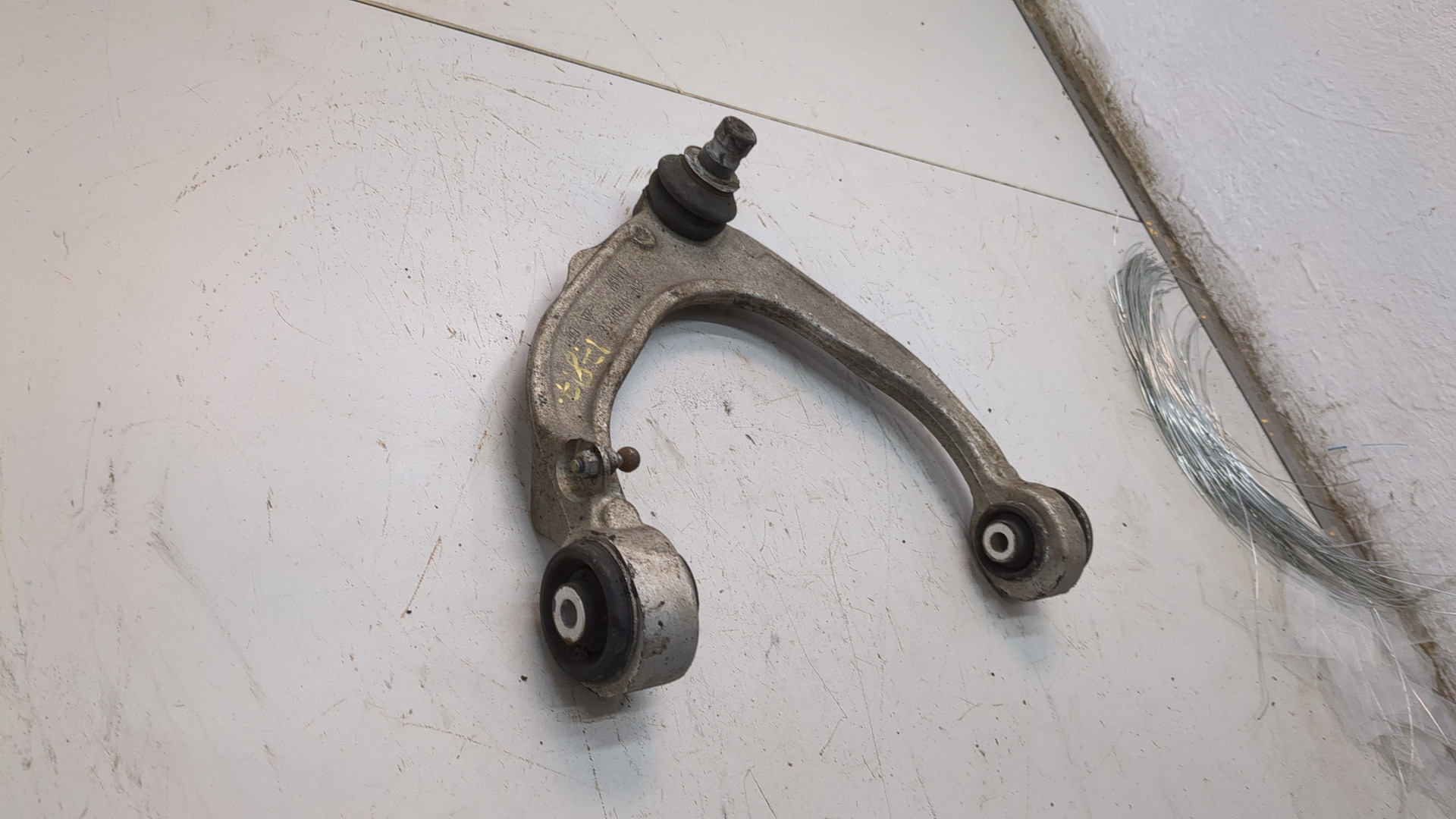 Рычаг передний левый