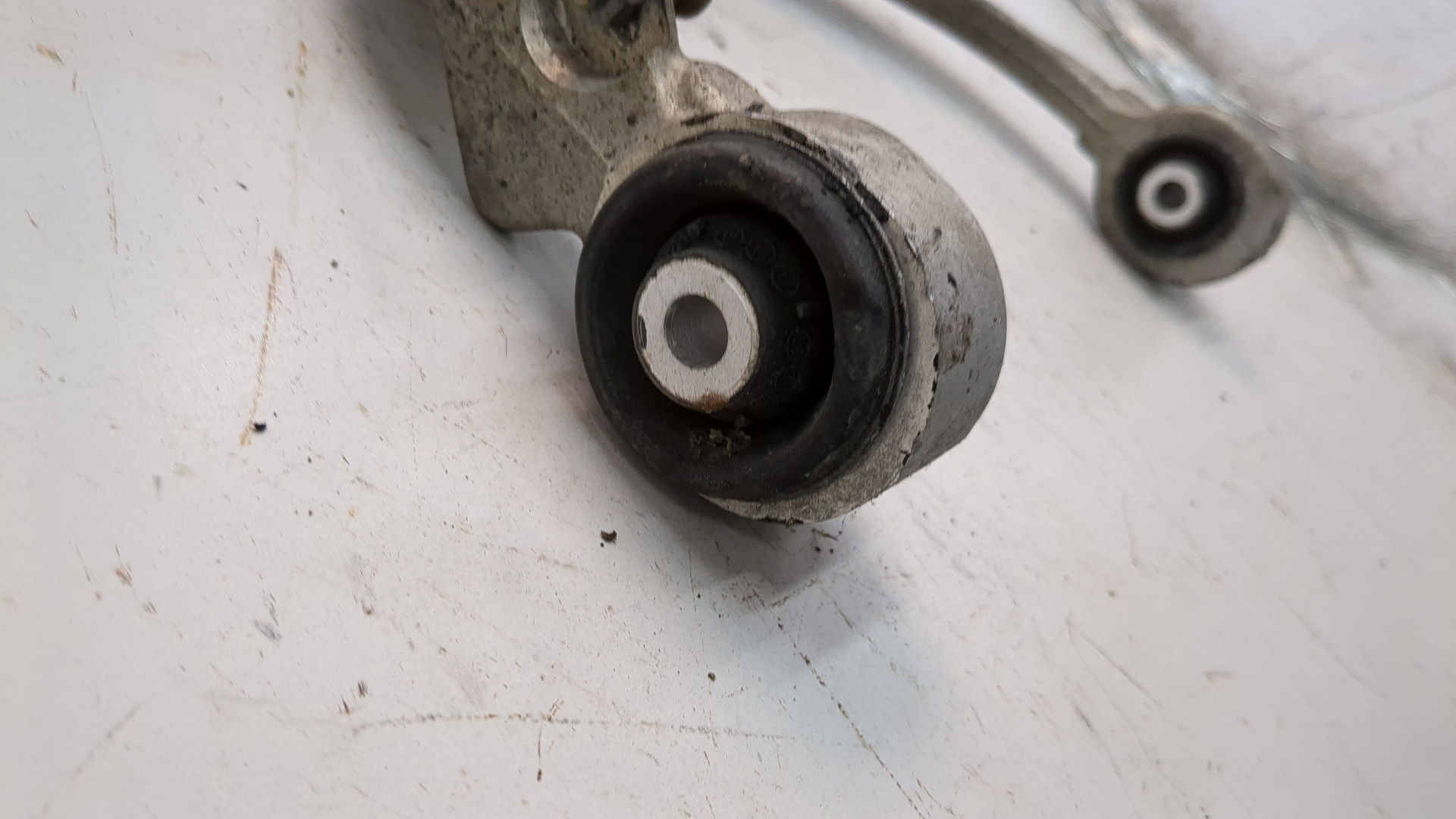 Рычаг передний левый