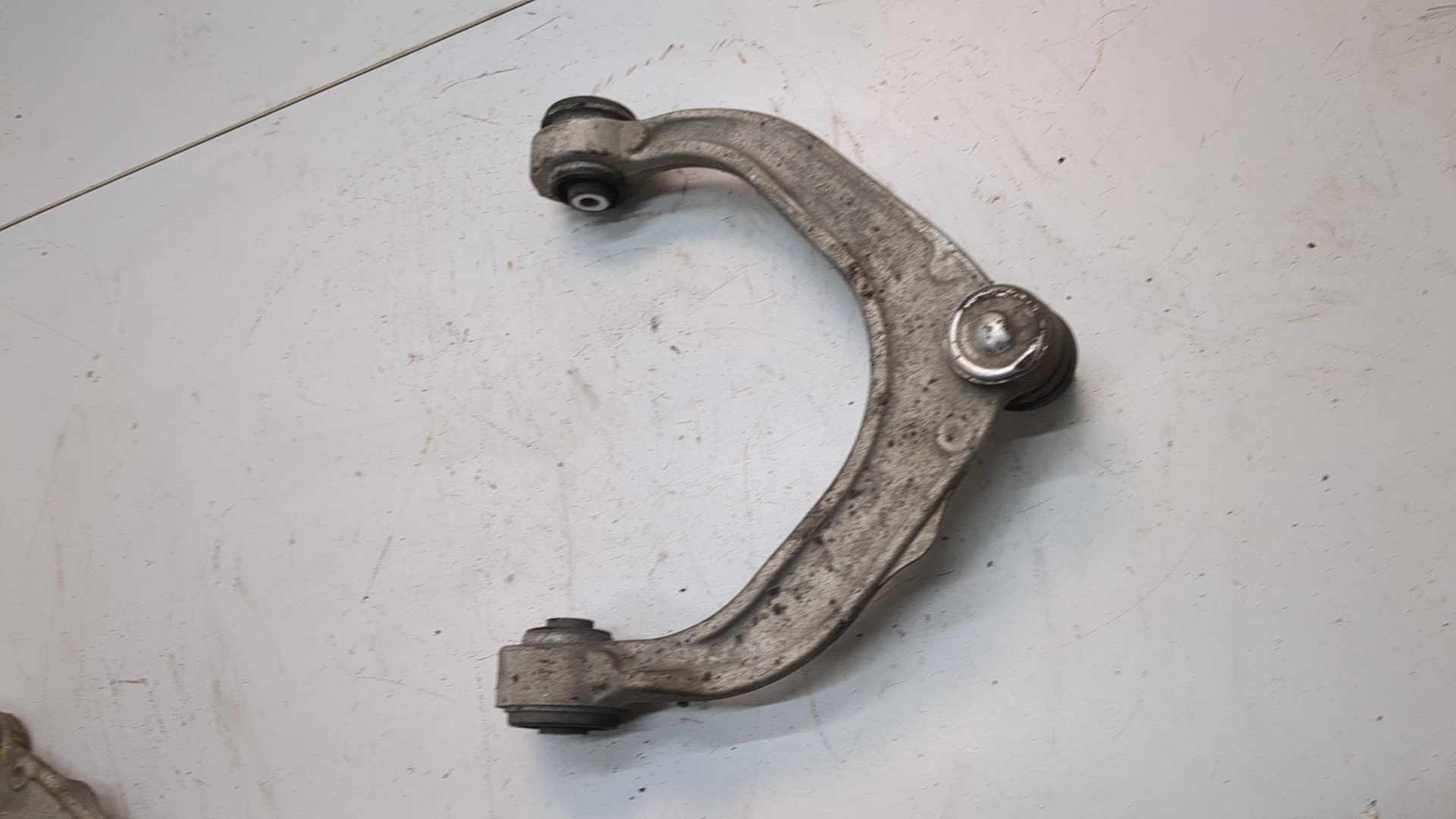 Рычаг передний левый