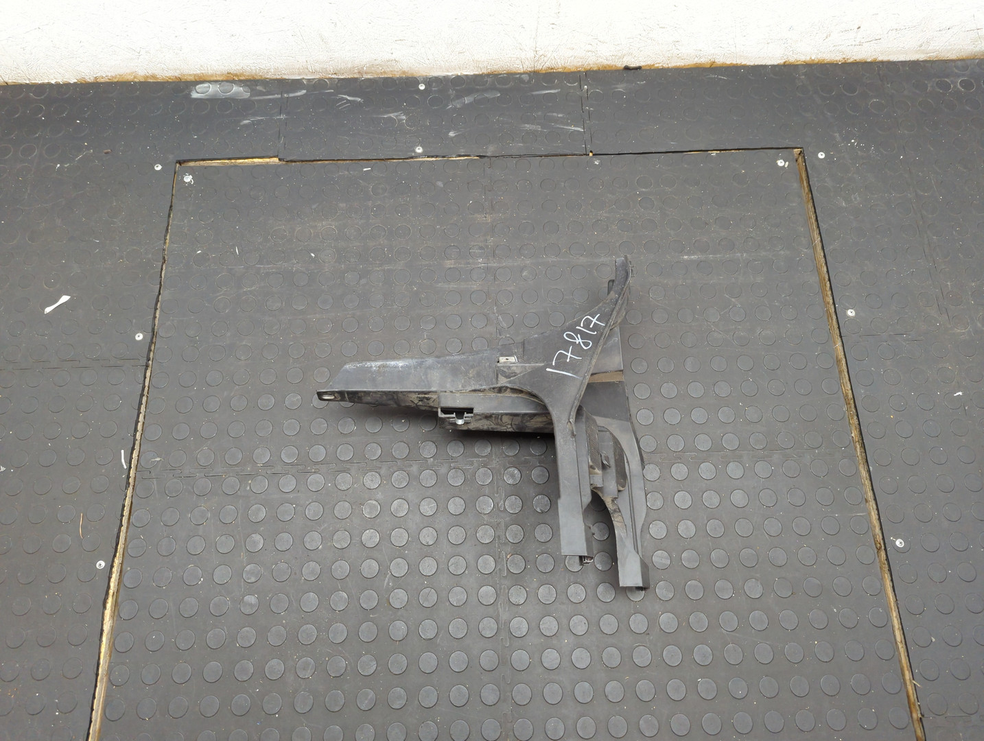 Кронштейн фар правый