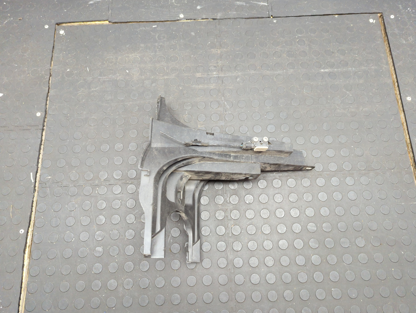 Кронштейн фар правый