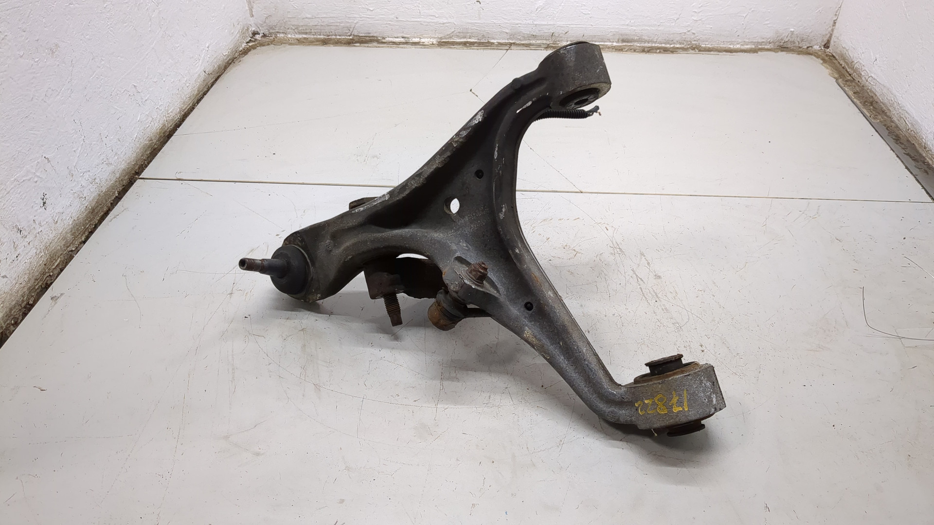 Рычаг передний левый
