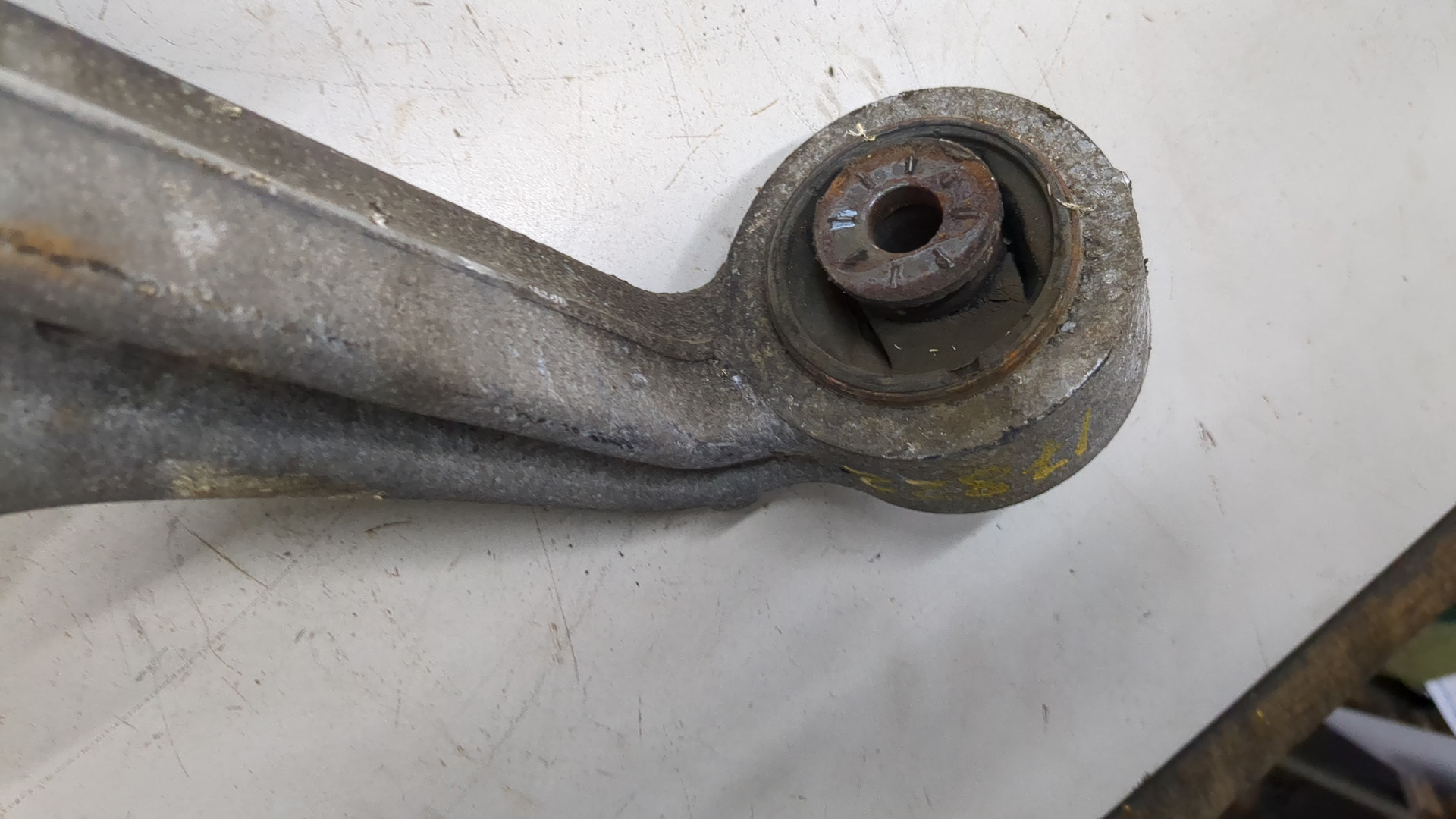 Рычаг передний левый