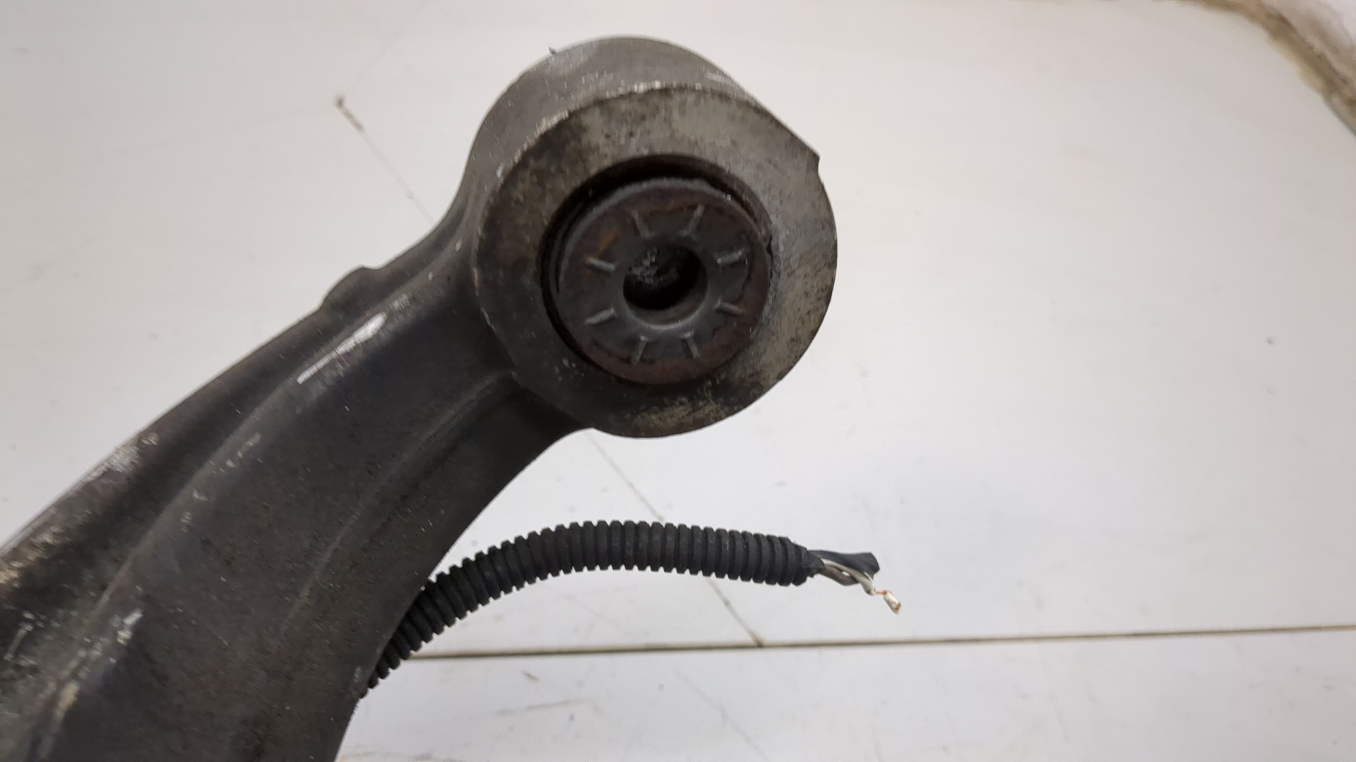 Рычаг передний левый