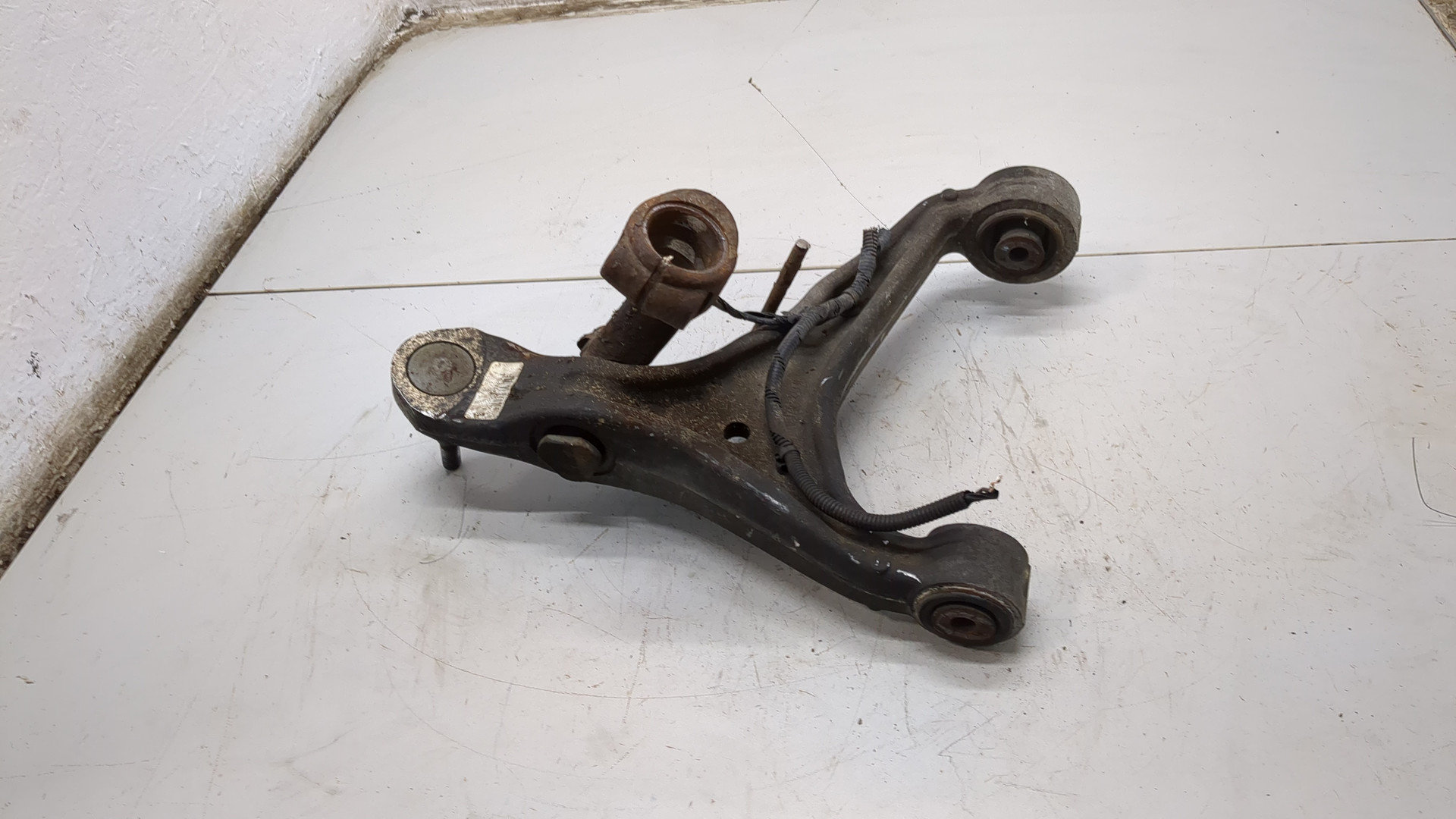 Рычаг передний левый