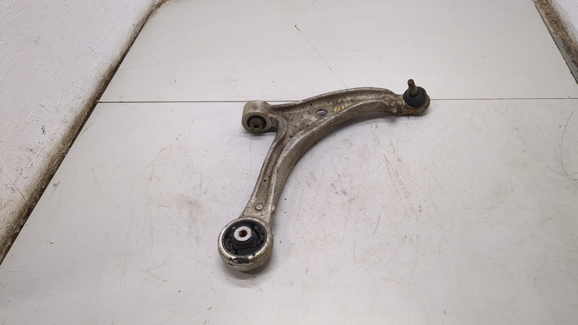 Рычаг передний правый