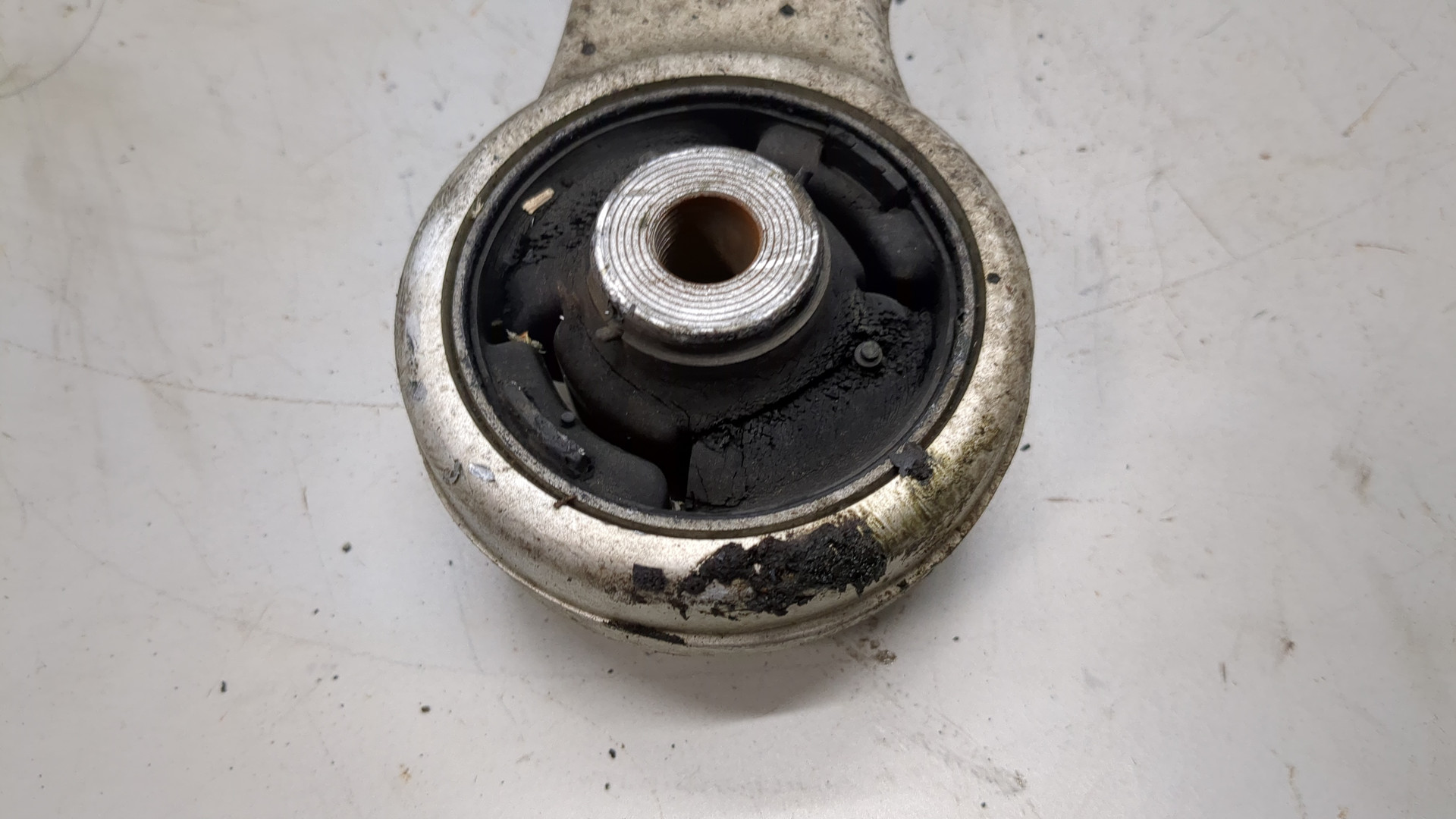 Рычаг передний правый