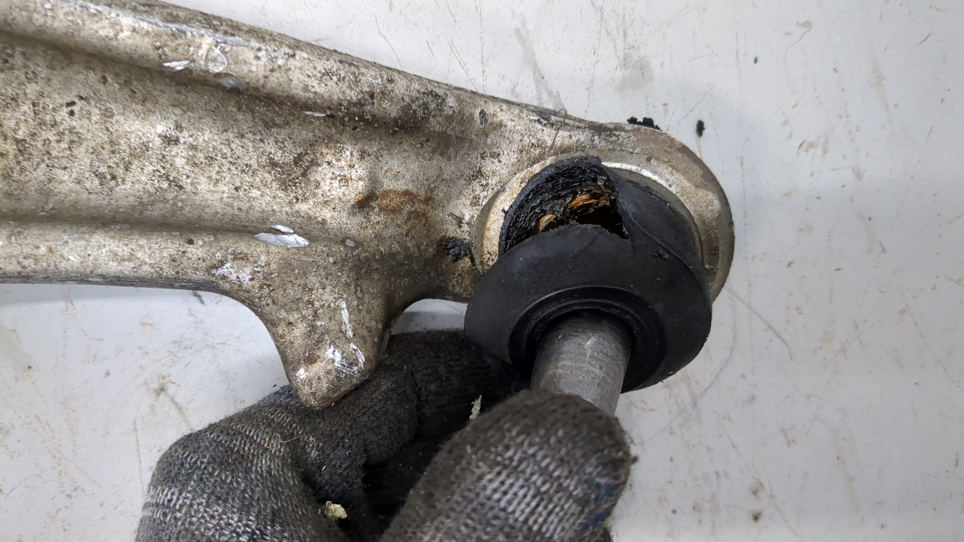 Рычаг передний правый