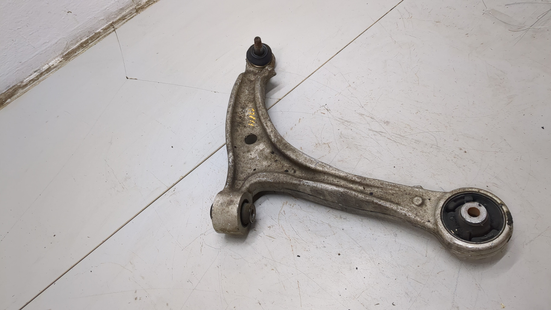 Рычаг передний правый