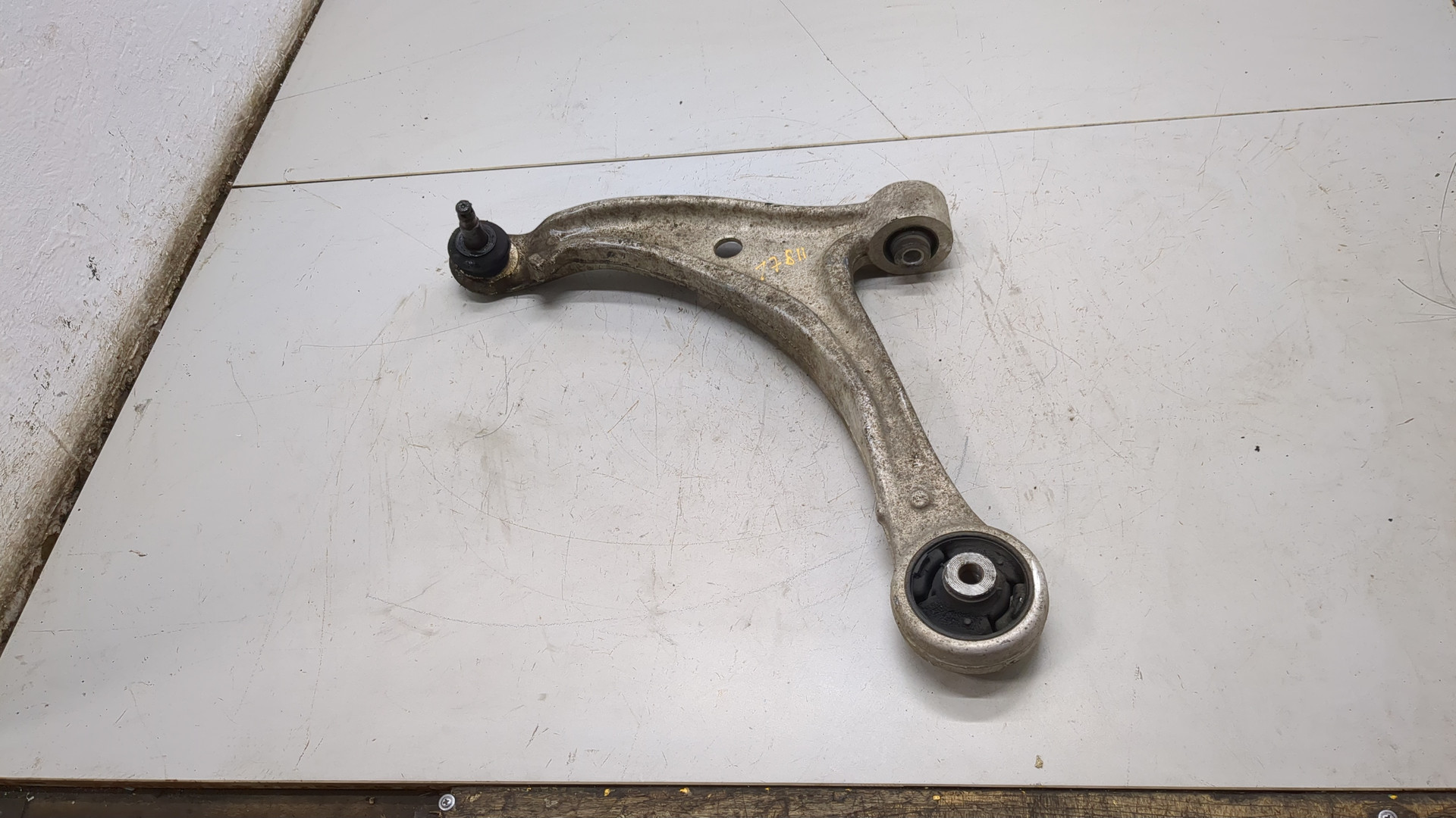 Рычаг передний левый