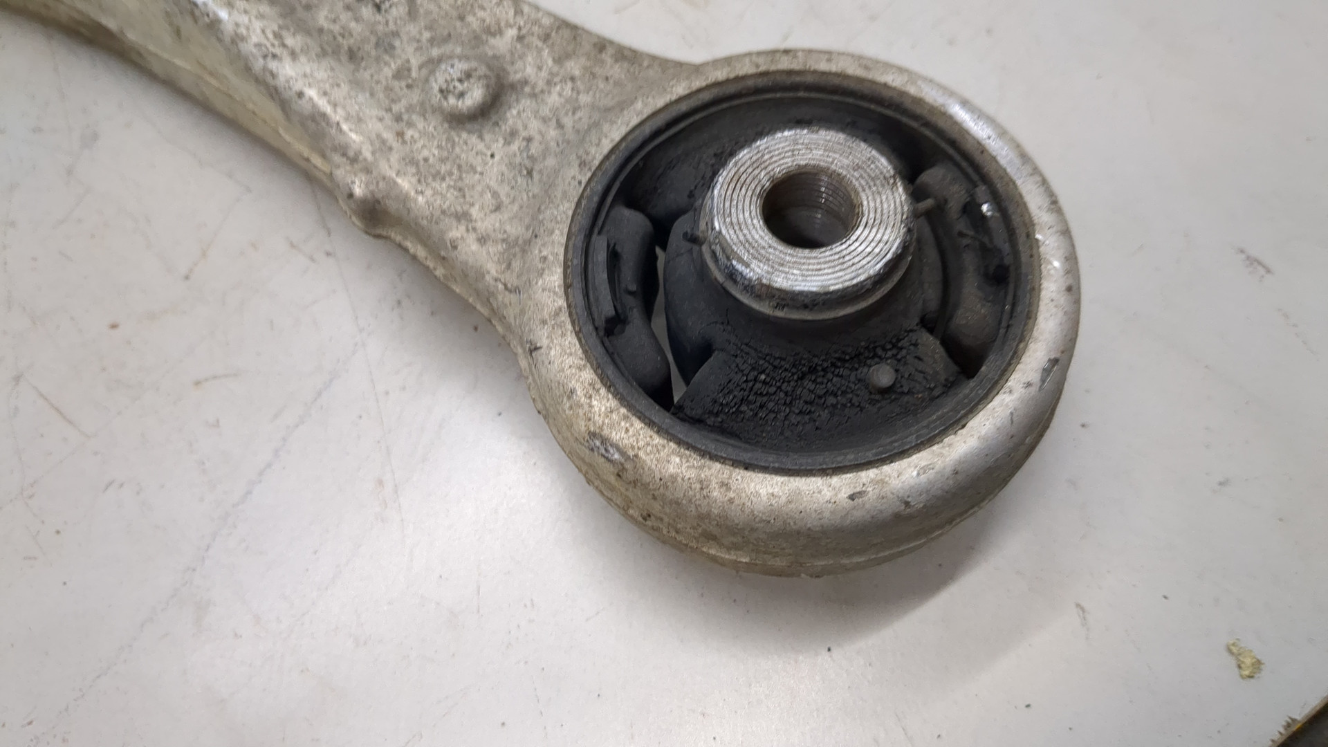 Рычаг передний левый