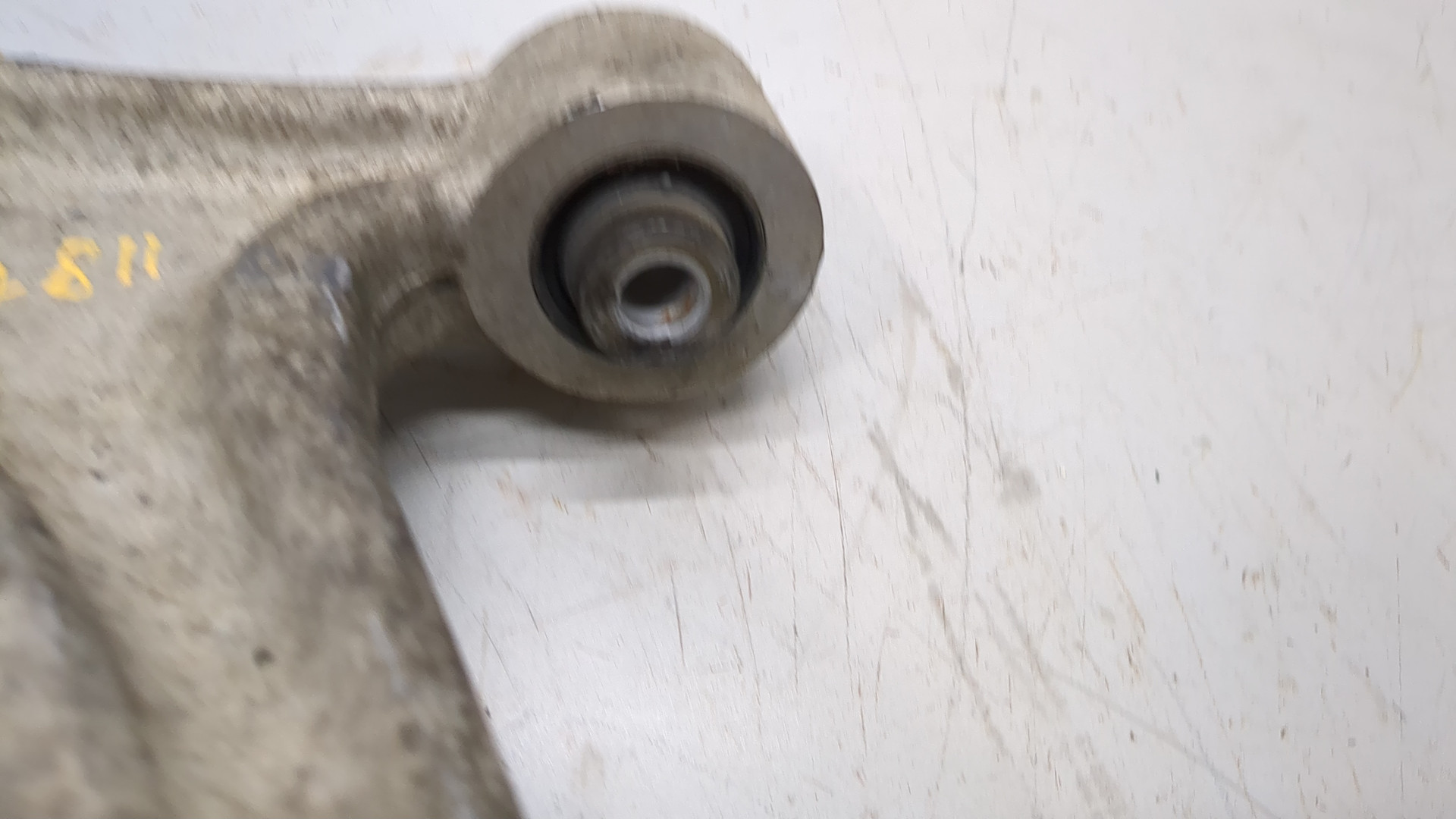 Рычаг передний левый