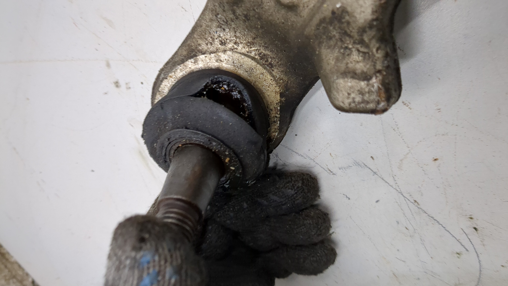 Рычаг передний левый