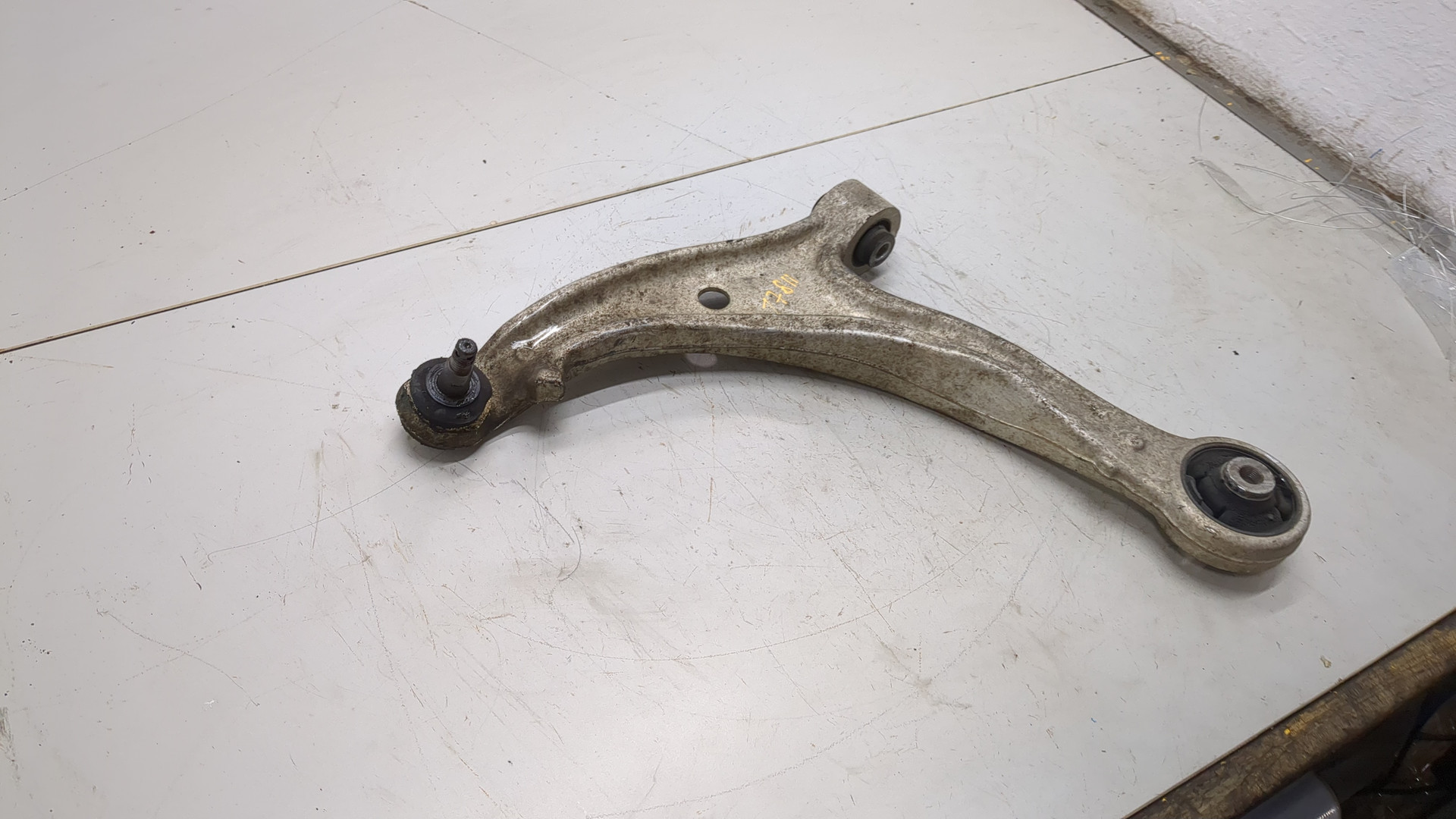 Рычаг передний левый