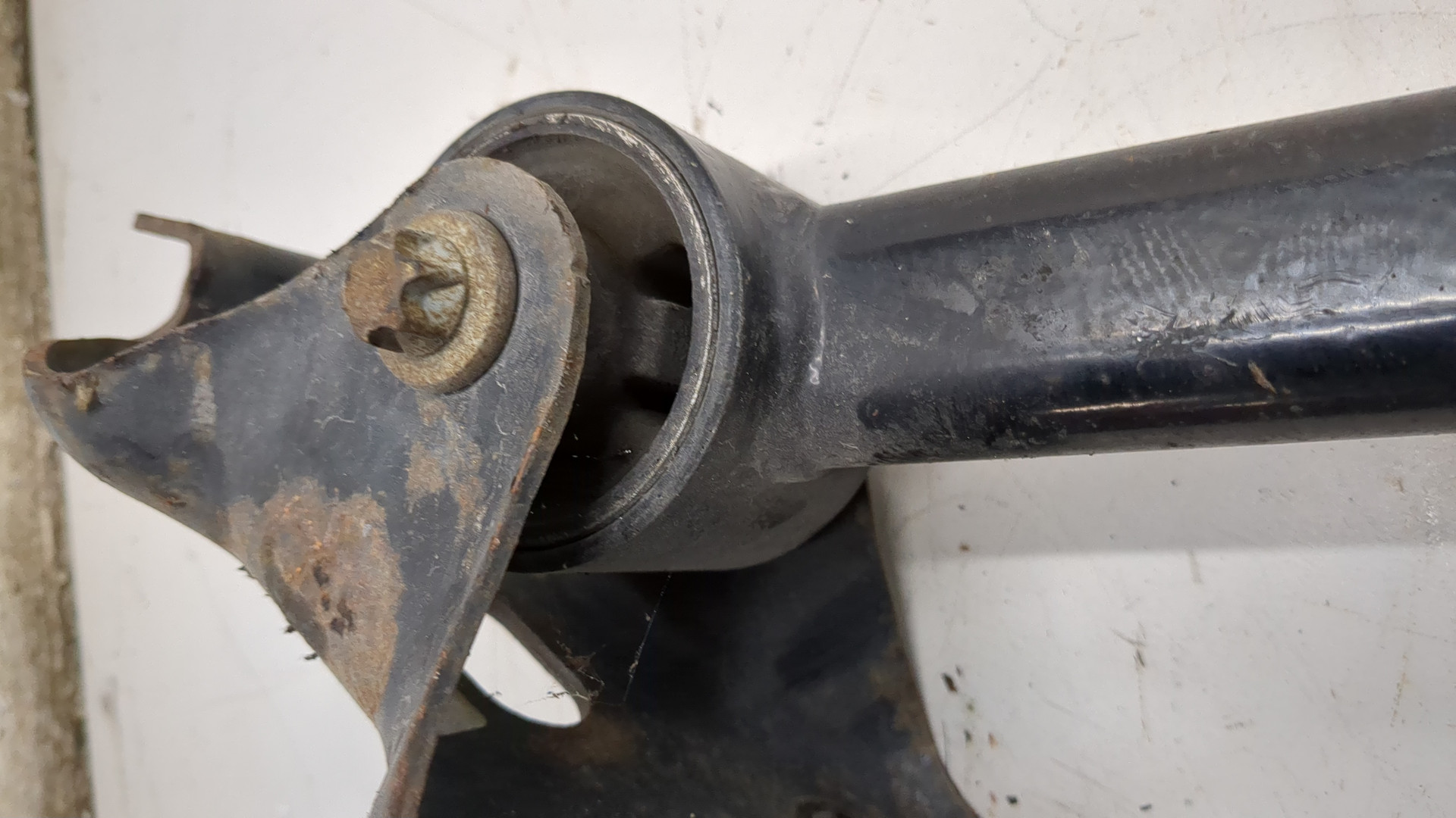 Рычаг задний левый