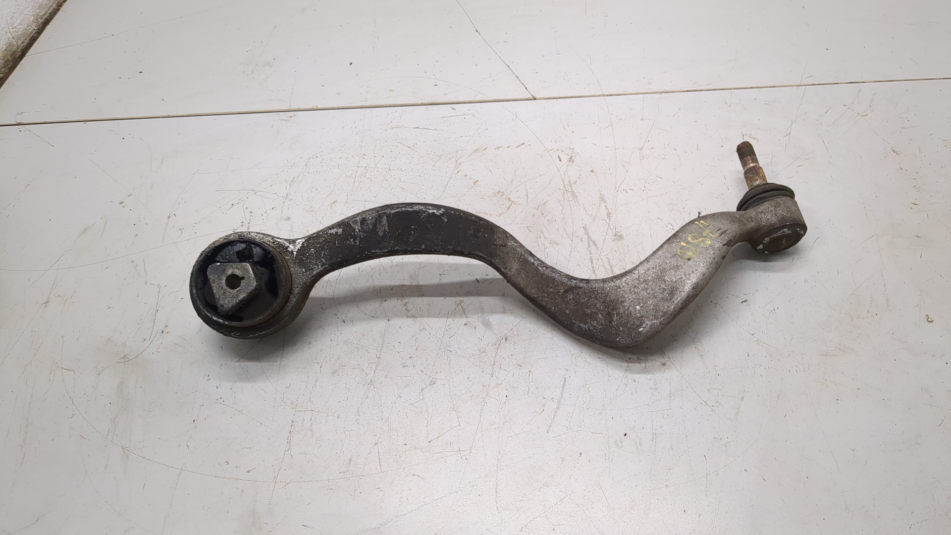 Рычаг передний левый