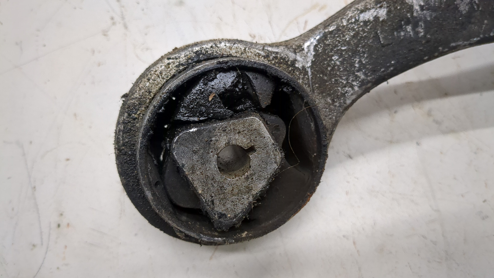 Рычаг передний левый