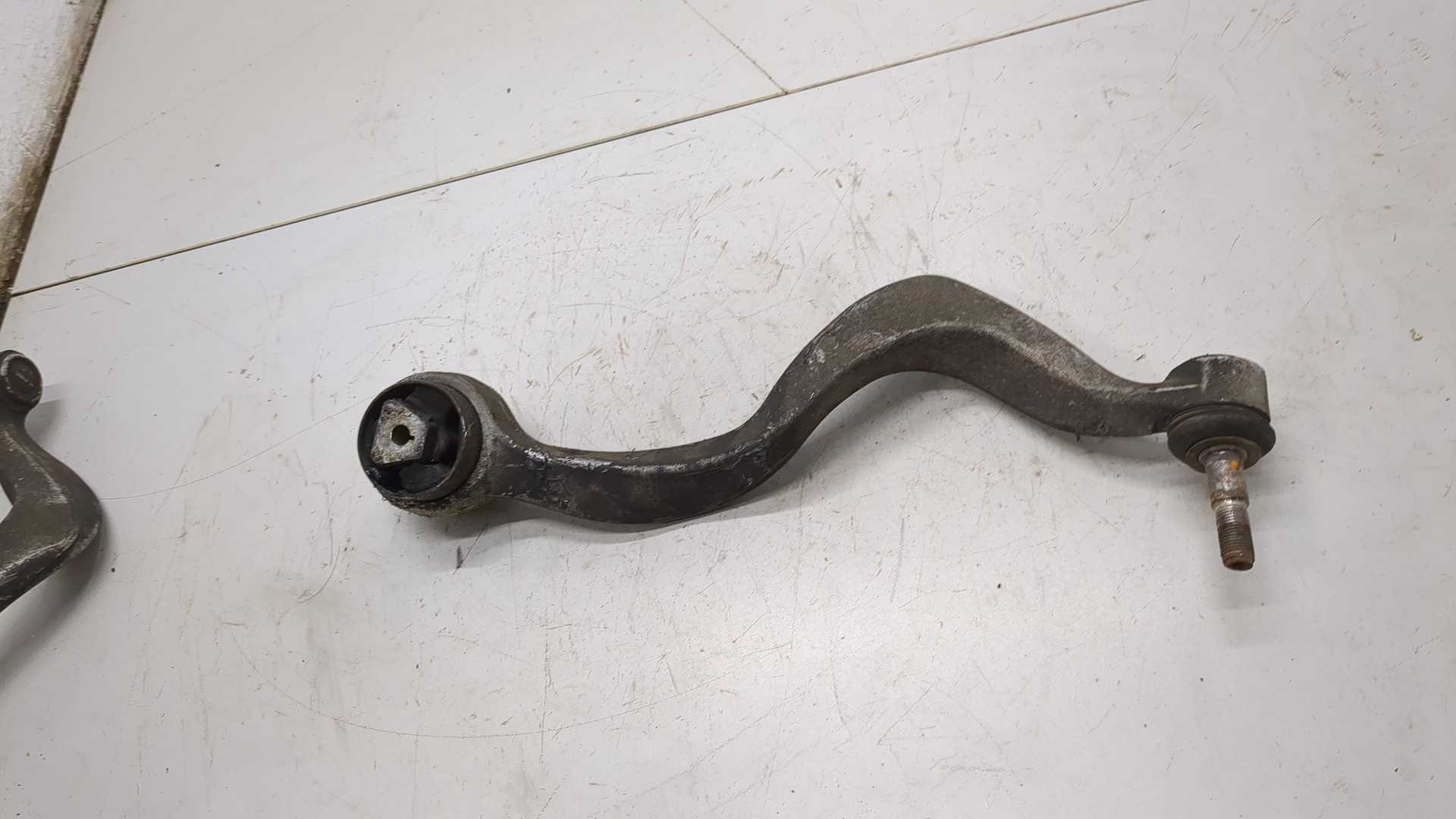 Рычаг передний левый