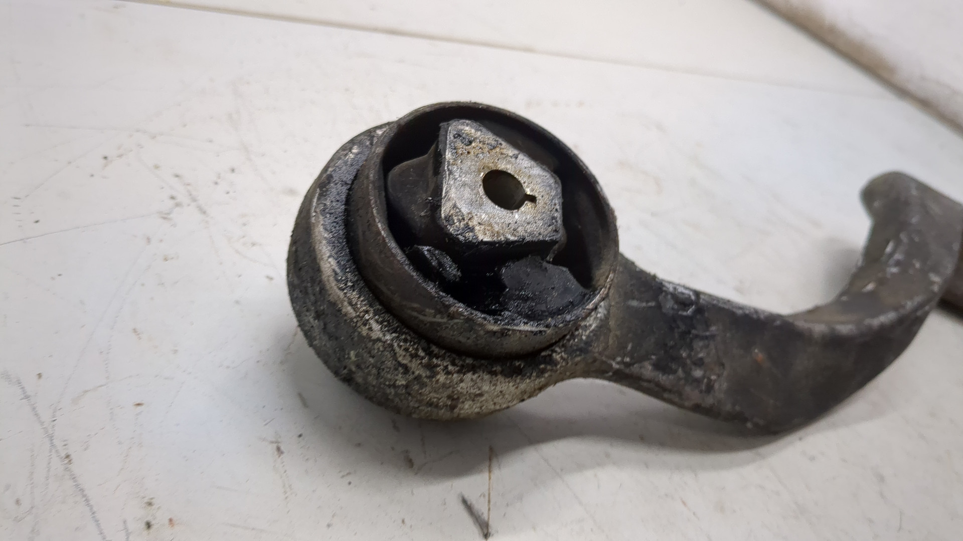 Рычаг передний левый