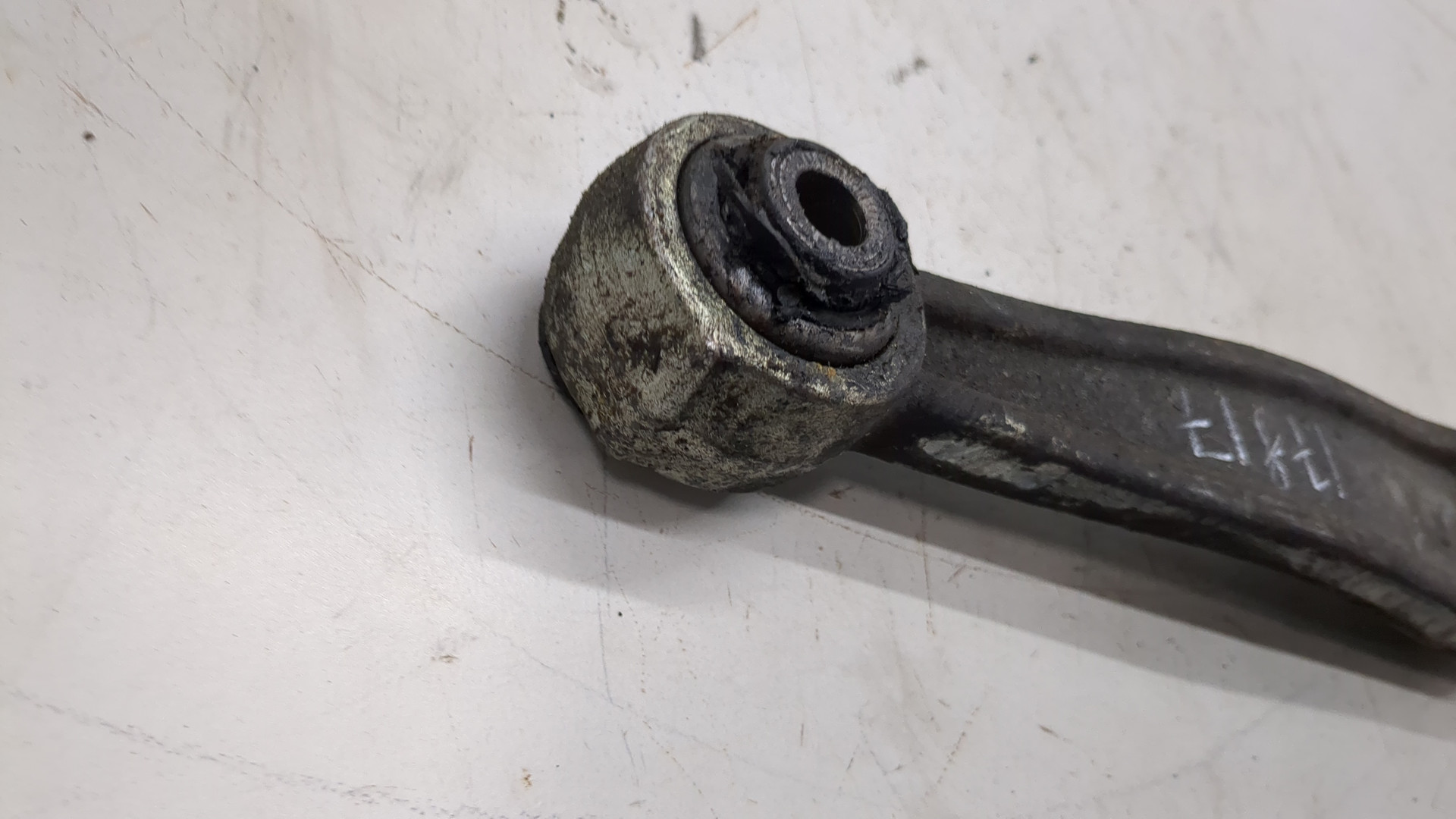 Рычаг передний правый