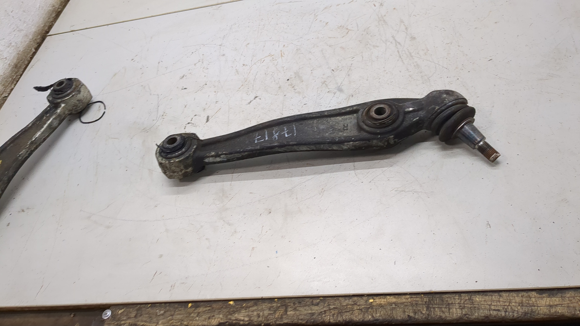 Рычаг передний правый