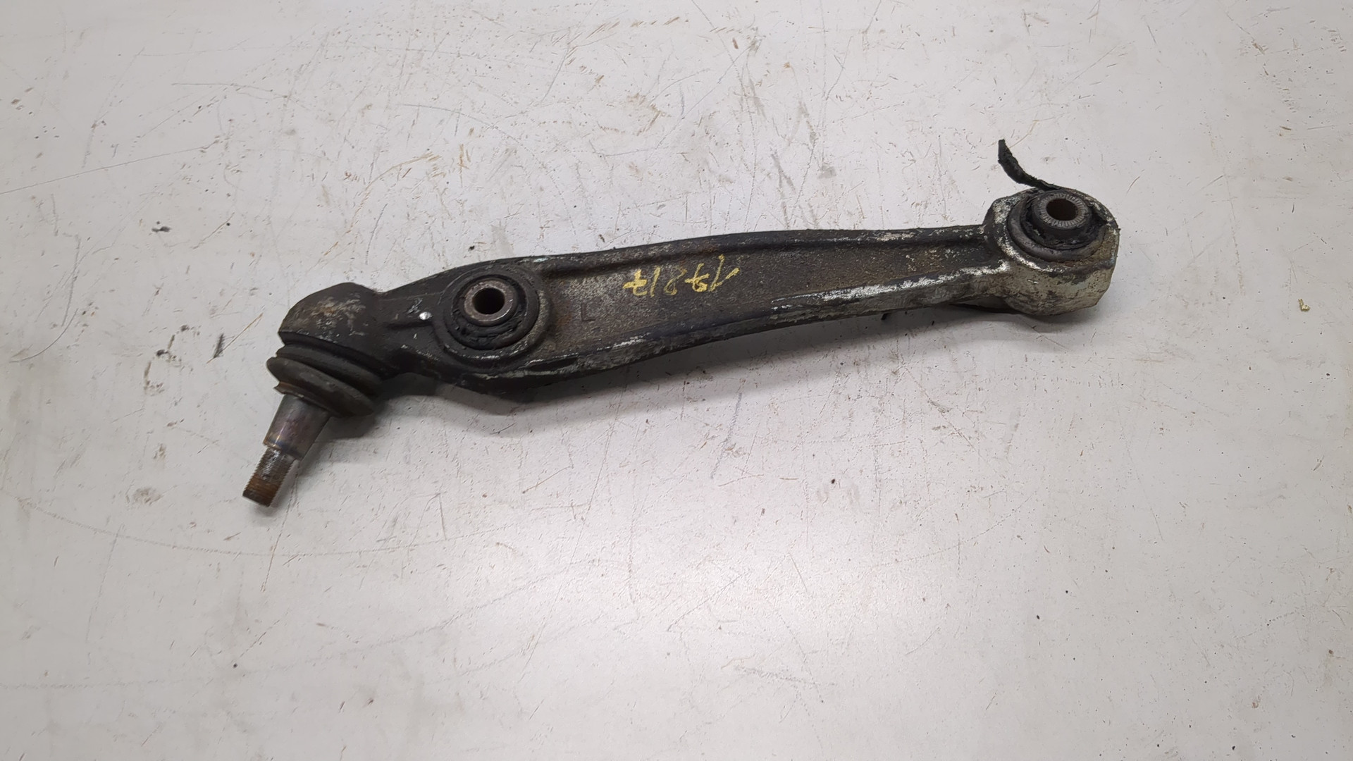 Рычаг передний левый
