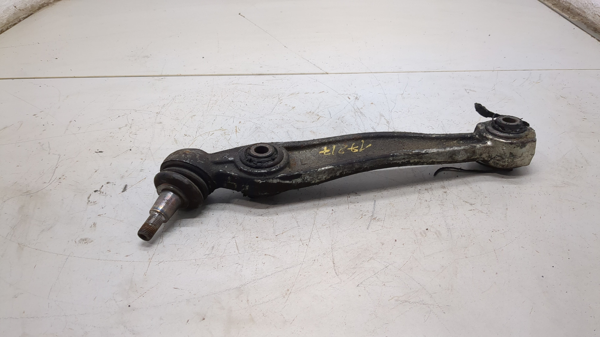 Рычаг передний левый