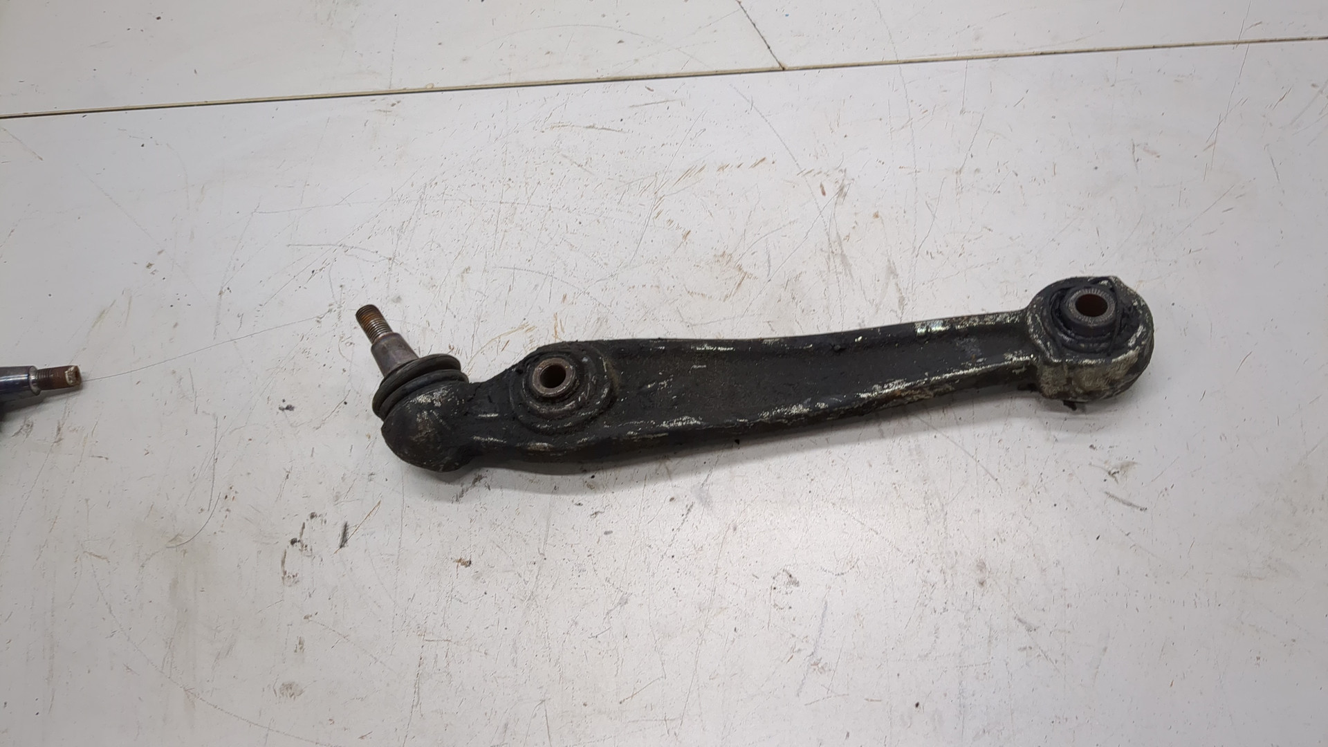 Рычаг передний левый