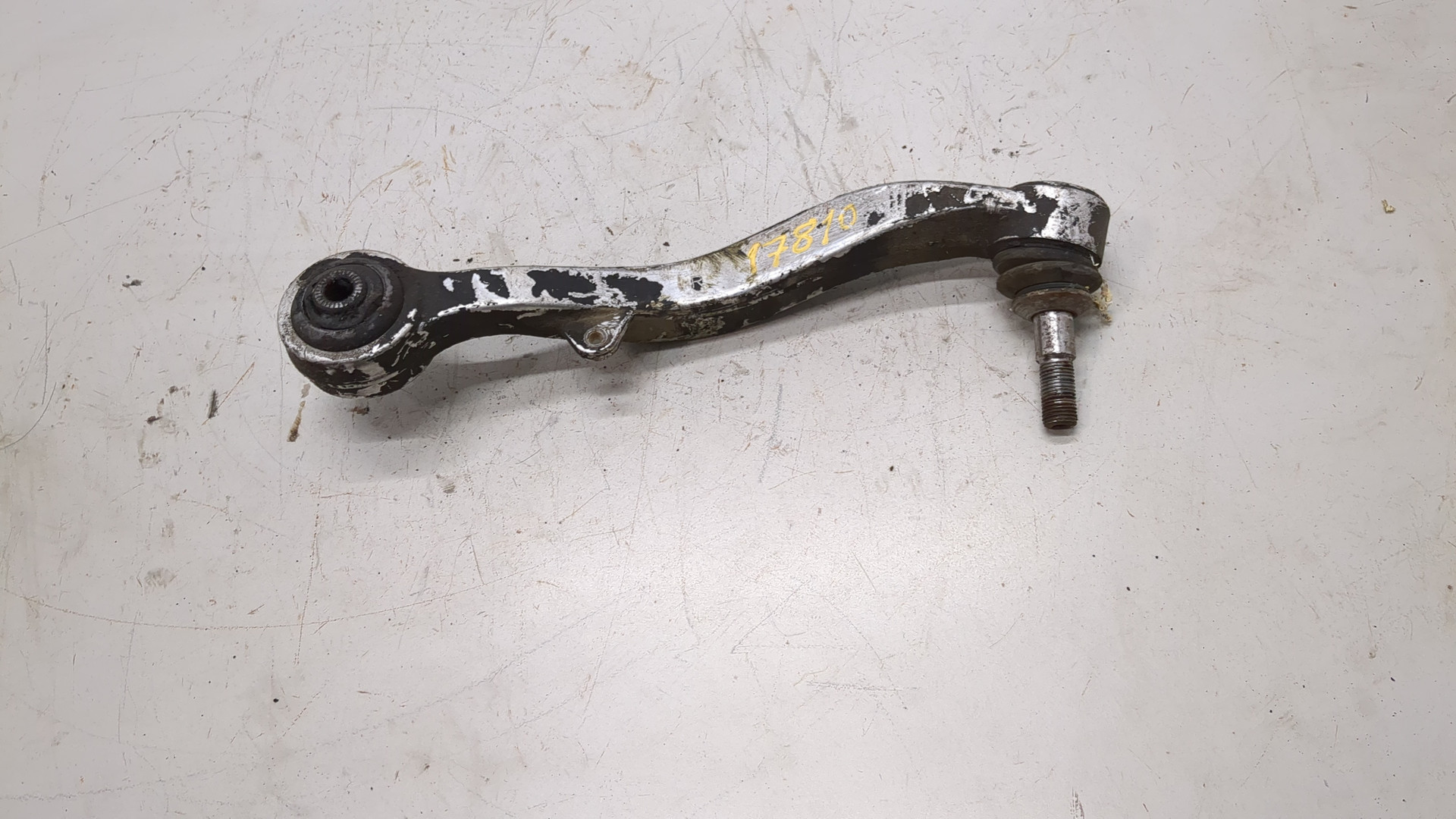 Рычаг передний правый