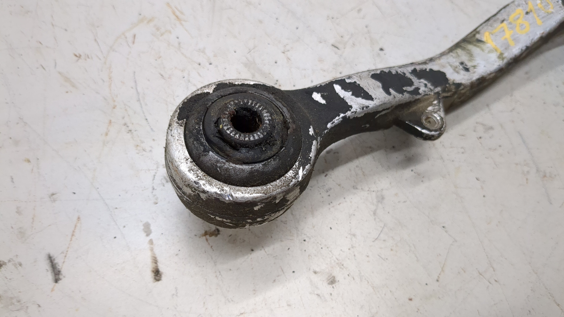 Рычаг передний правый