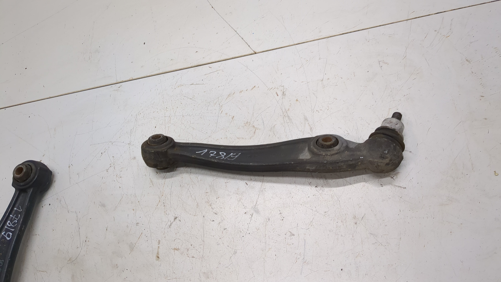 Рычаг передний правый
