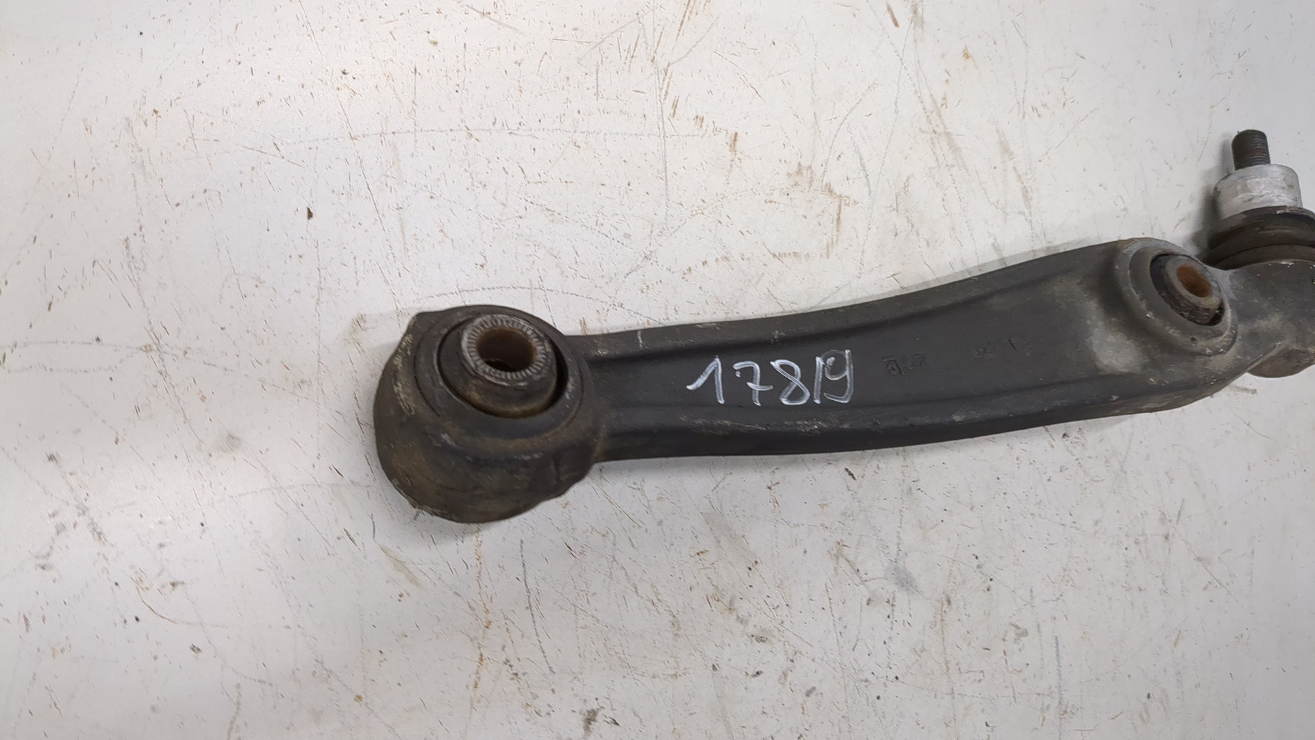 Рычаг передний правый