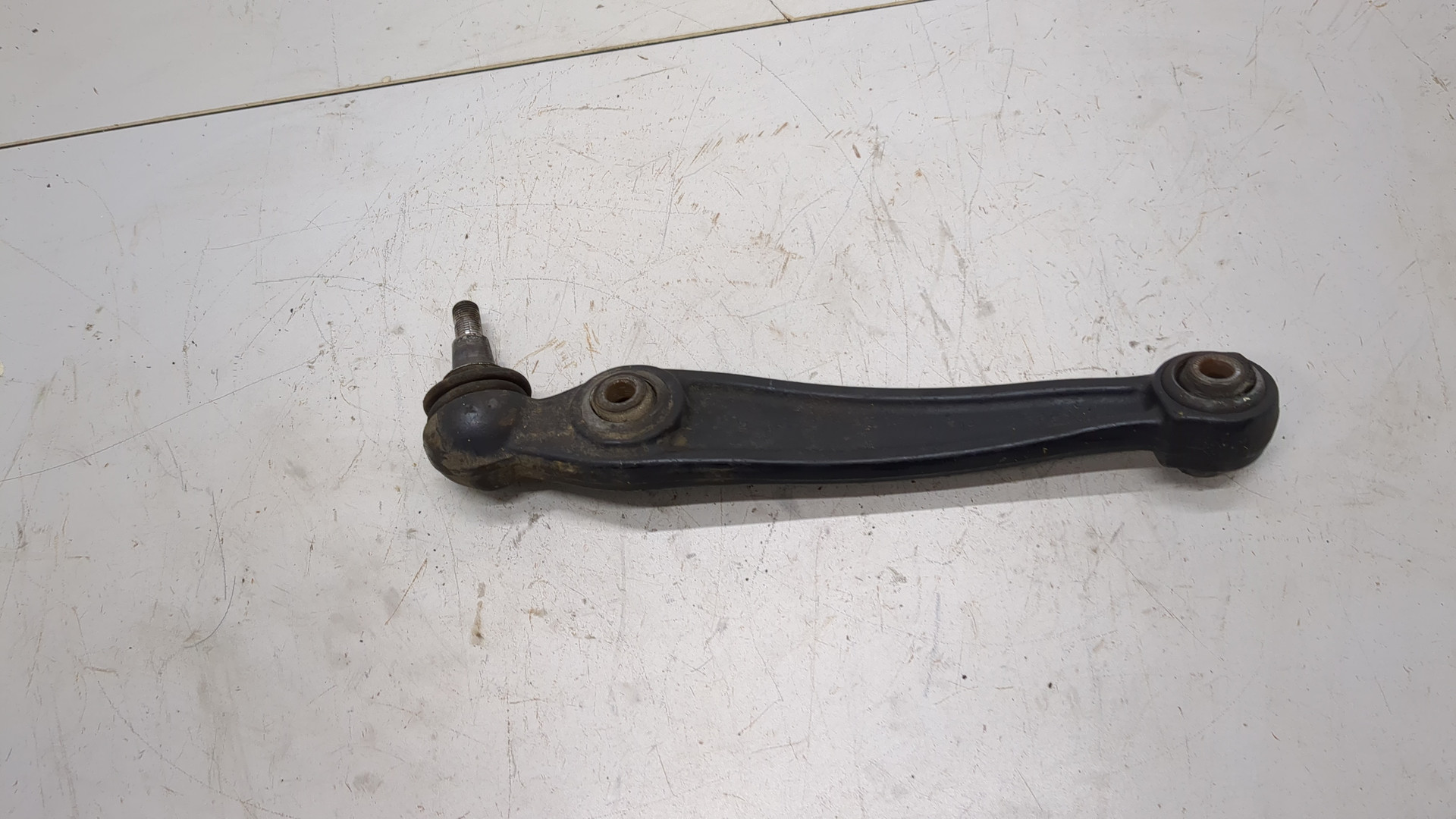 Рычаг передний левый