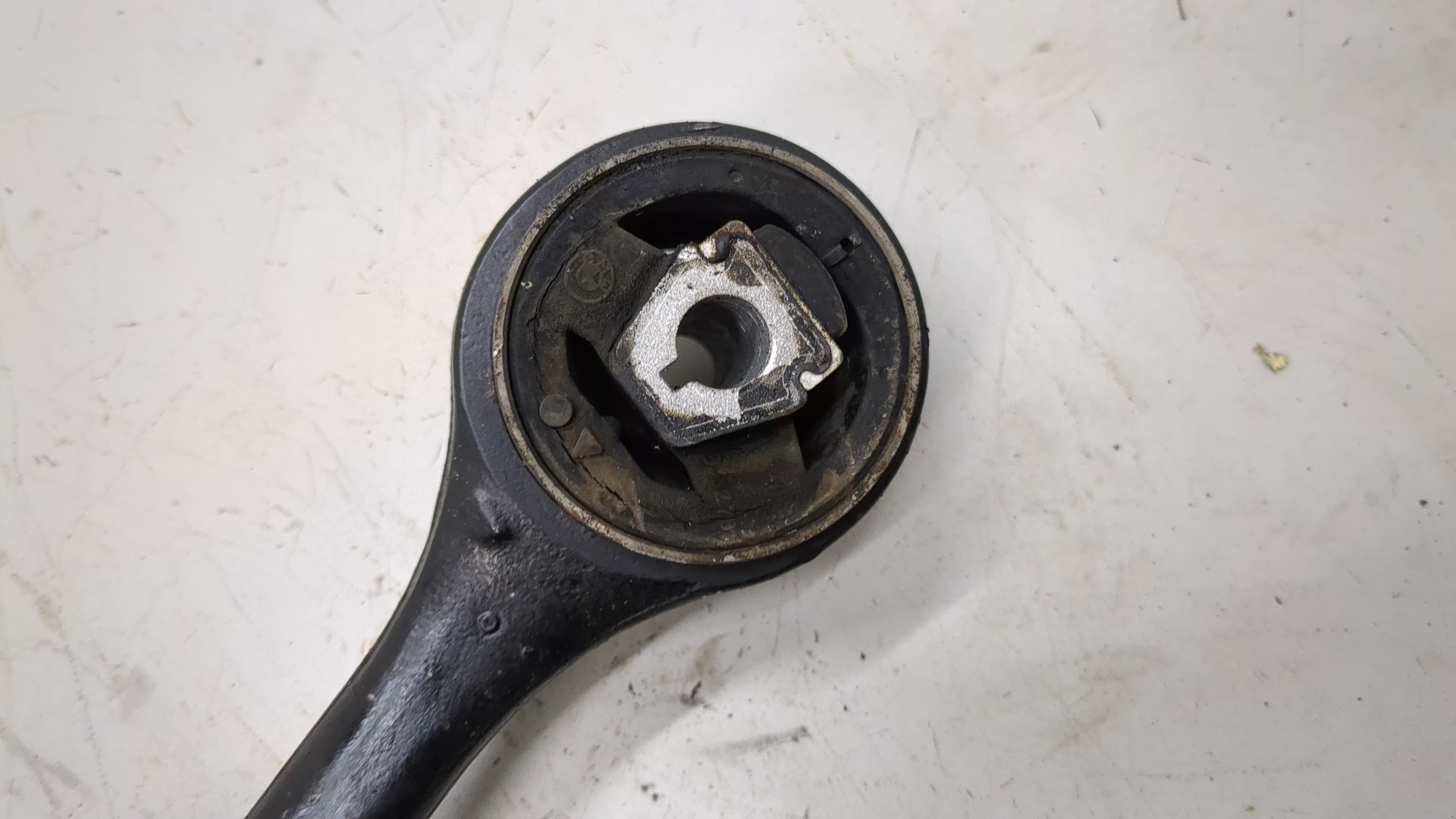 Рычаг передний левый