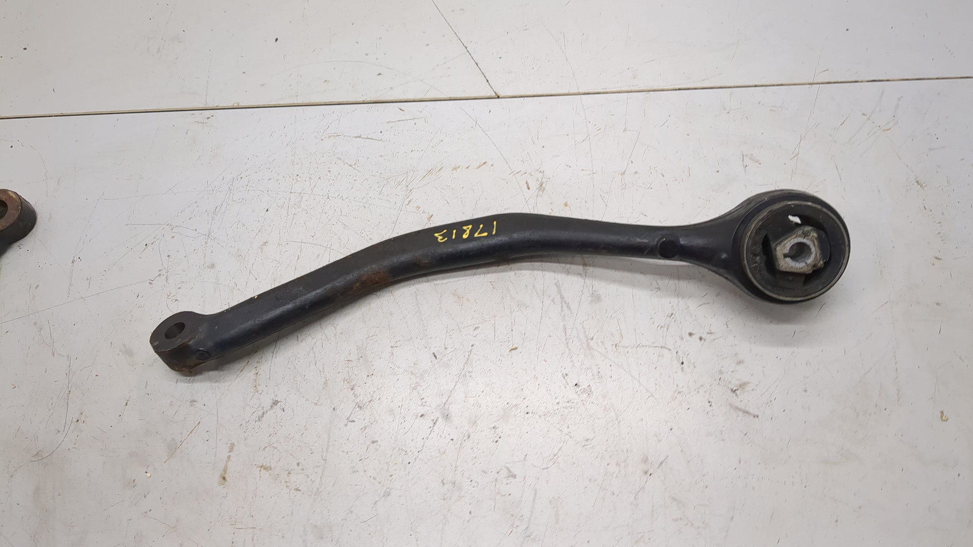 Рычаг передний левый