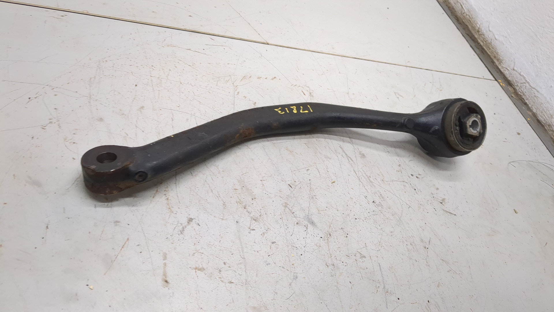 Рычаг передний левый