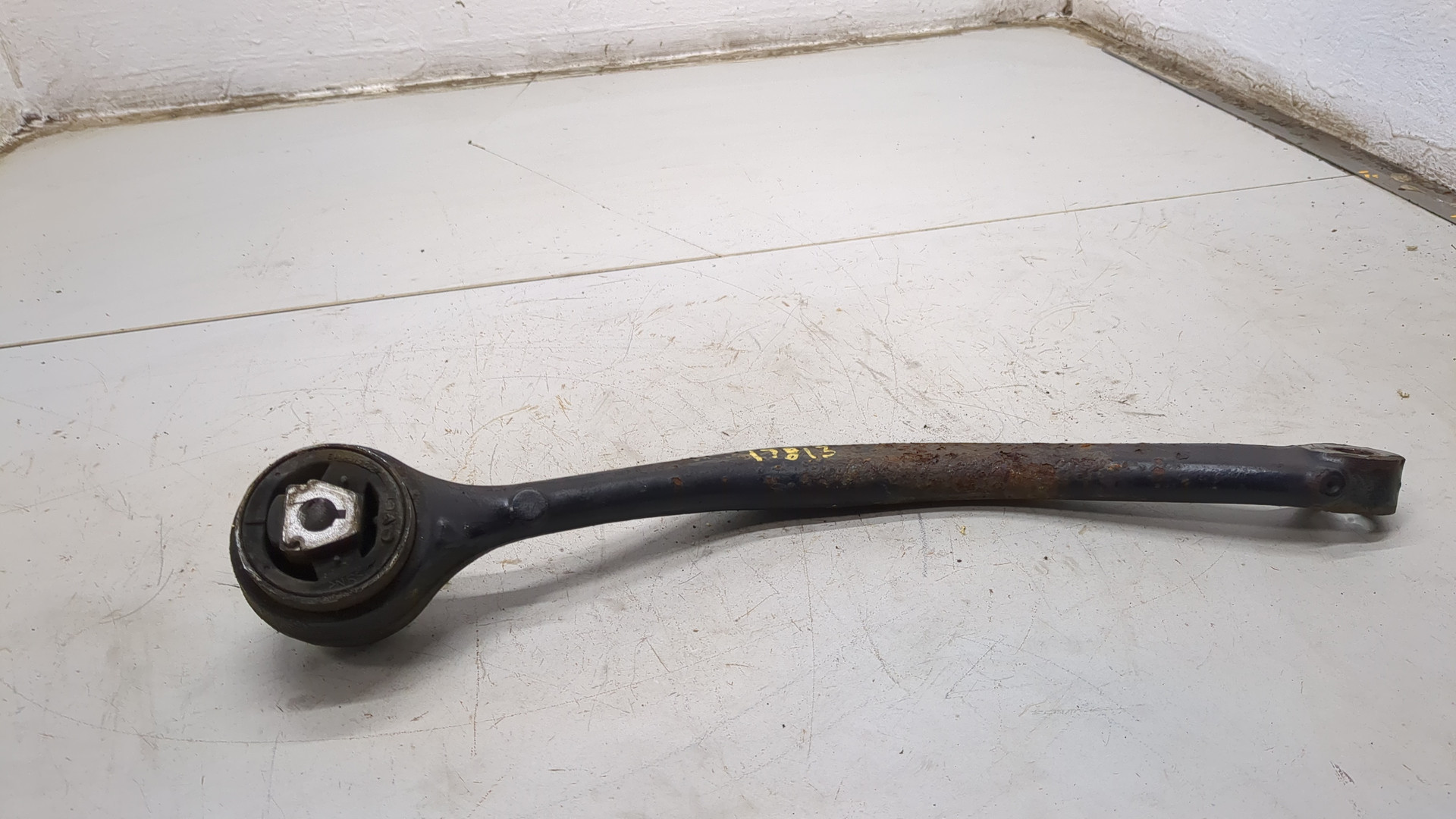 Рычаг передний правый