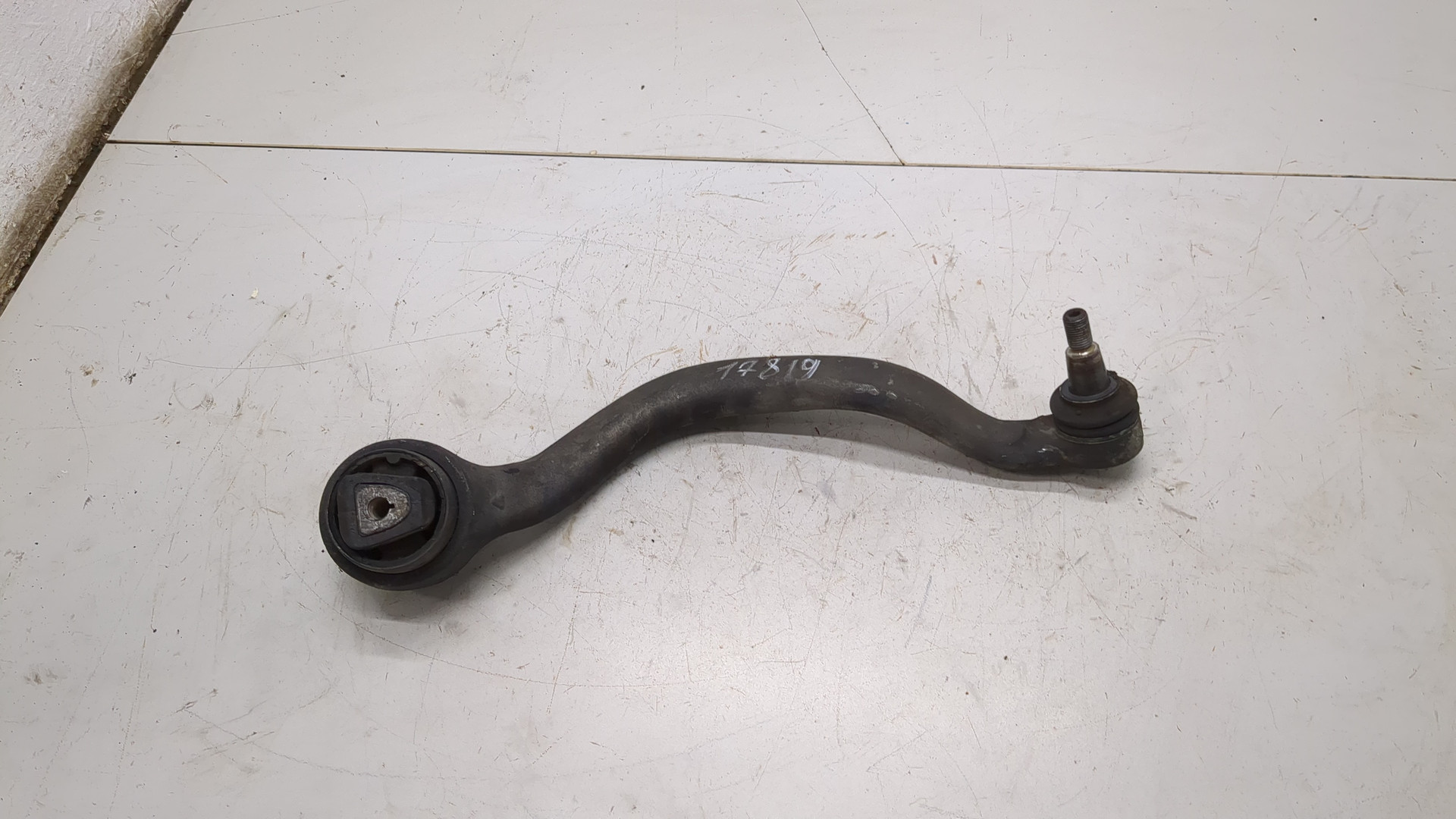 Рычаг передний левый