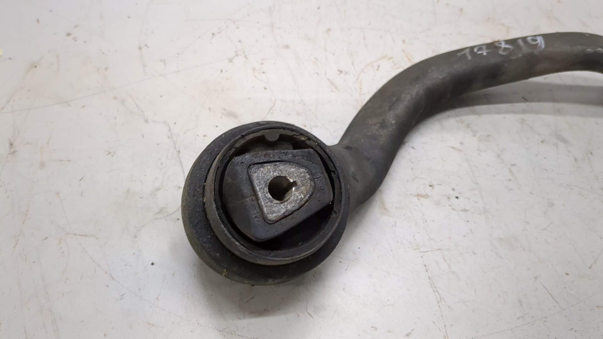 Рычаг передний левый