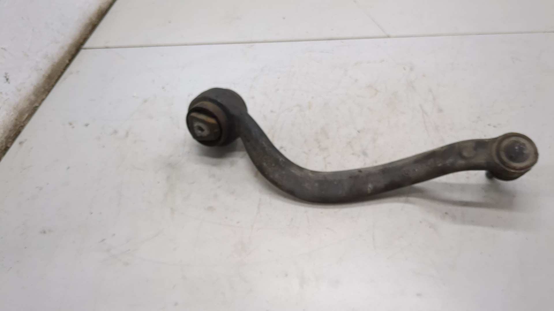 Рычаг передний левый