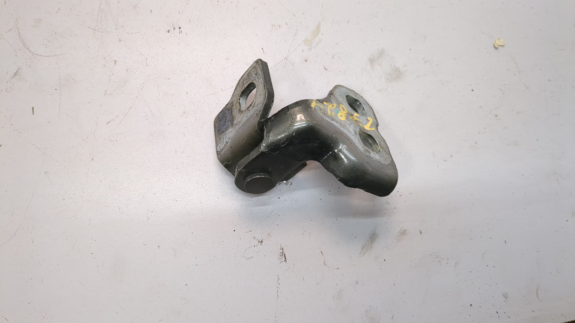 Петля двери